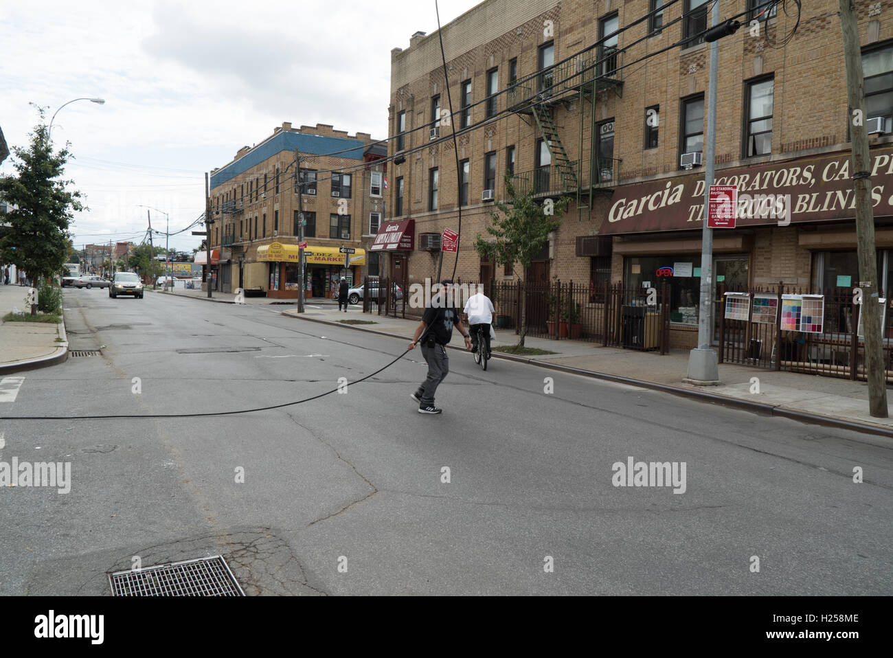 Ridgewood, USA, 24. Sept., Mann ziehen Kabel von der Straße, Ridgewood, NYC, USA © Maximilian Benner/Alamy Live News Stockfoto