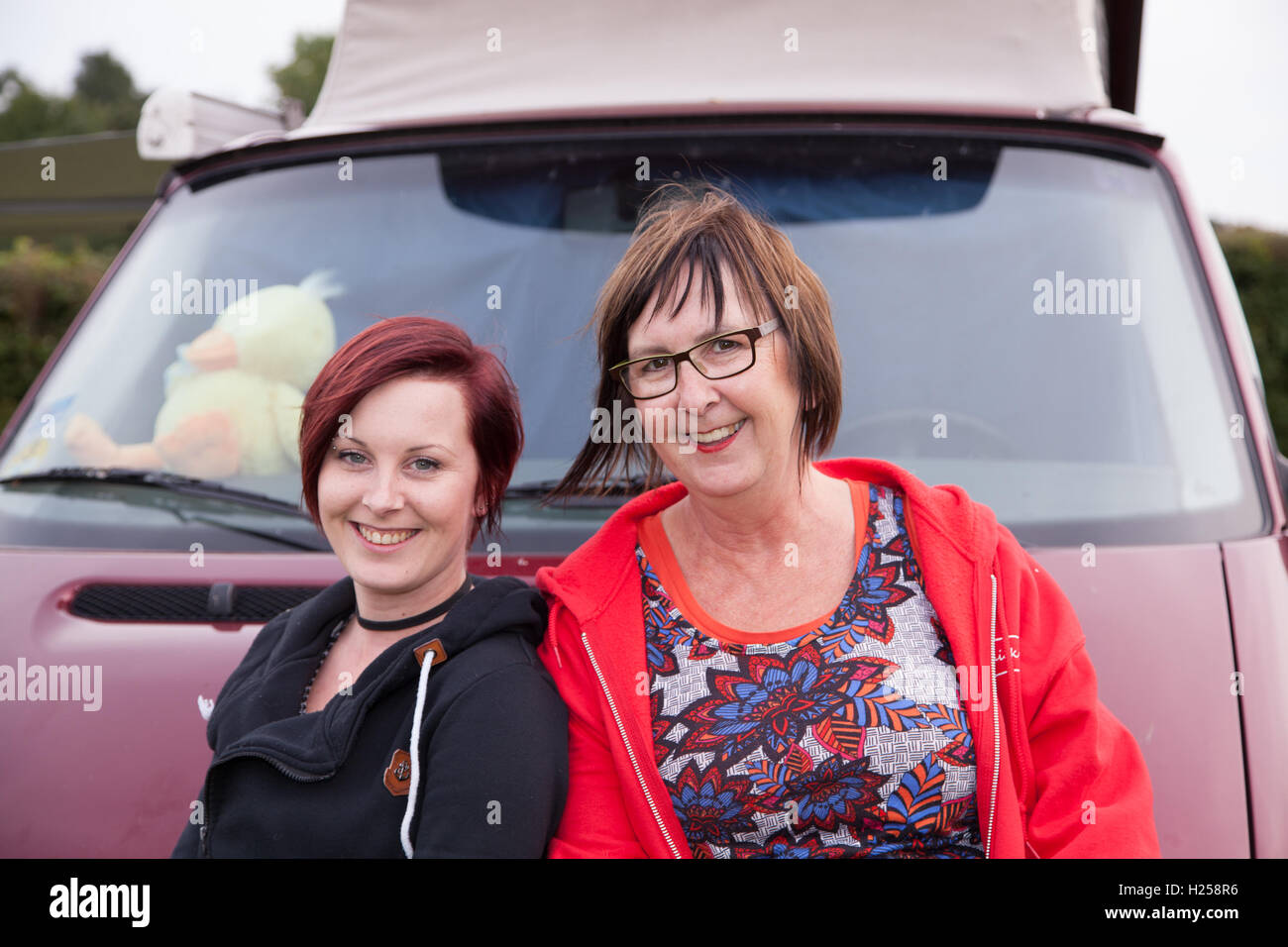 Henlow Bridge Lakes, Bedfordshire, Großbritannien. 24. September 2016, Lia Minheere aus Almere Holland und Esmee Voorbij aus Utrecht Holland, von der Run the Ring Gruppe, die im März dieses Jahres von John Emberton gegründet wurde, um Geld für den Teenage Cancer Trust zu sammeln, zelten über Nacht, bevor sie um 8 Uhr morgens zum 'Run the Ring' aufbrechen. Rund um die M25 am Sonntag 25. September. Gemeinsam mit über 400 anderen VW-Camper-Van-Besitzern werden sie die längste Kreuzfahrt von VW's bilden, die das Vereinigte Königreich gesehen hat. Stockfoto