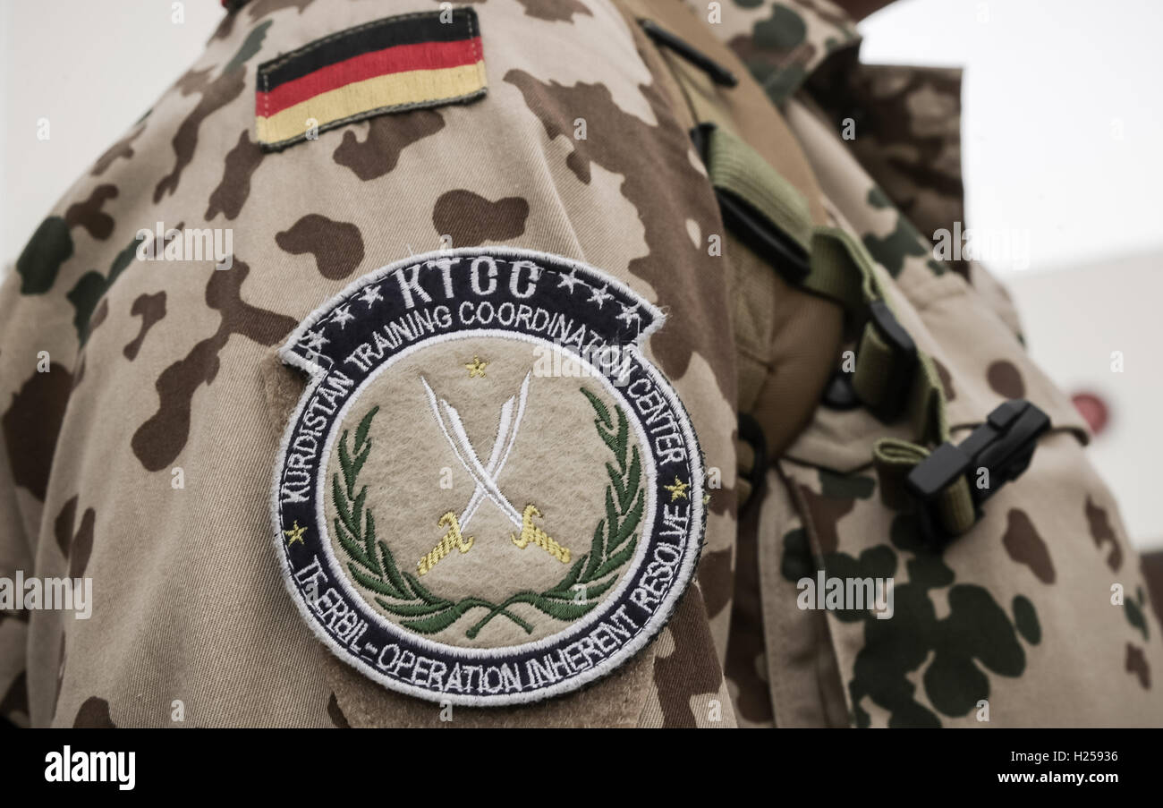 Bharkie, Irak. 23. Sep, 2016. Wappen der KTCC Kurdistan Training Coordination Center - Betrieb verbundenen lösen können auf dem Arm eines deutschen Bundeswehr-Soldaten in Bharkie, Irak, 23. September 2016 gesehen werden. Foto: Michael Kappeler/Dpa/Alamy Live News Stockfoto