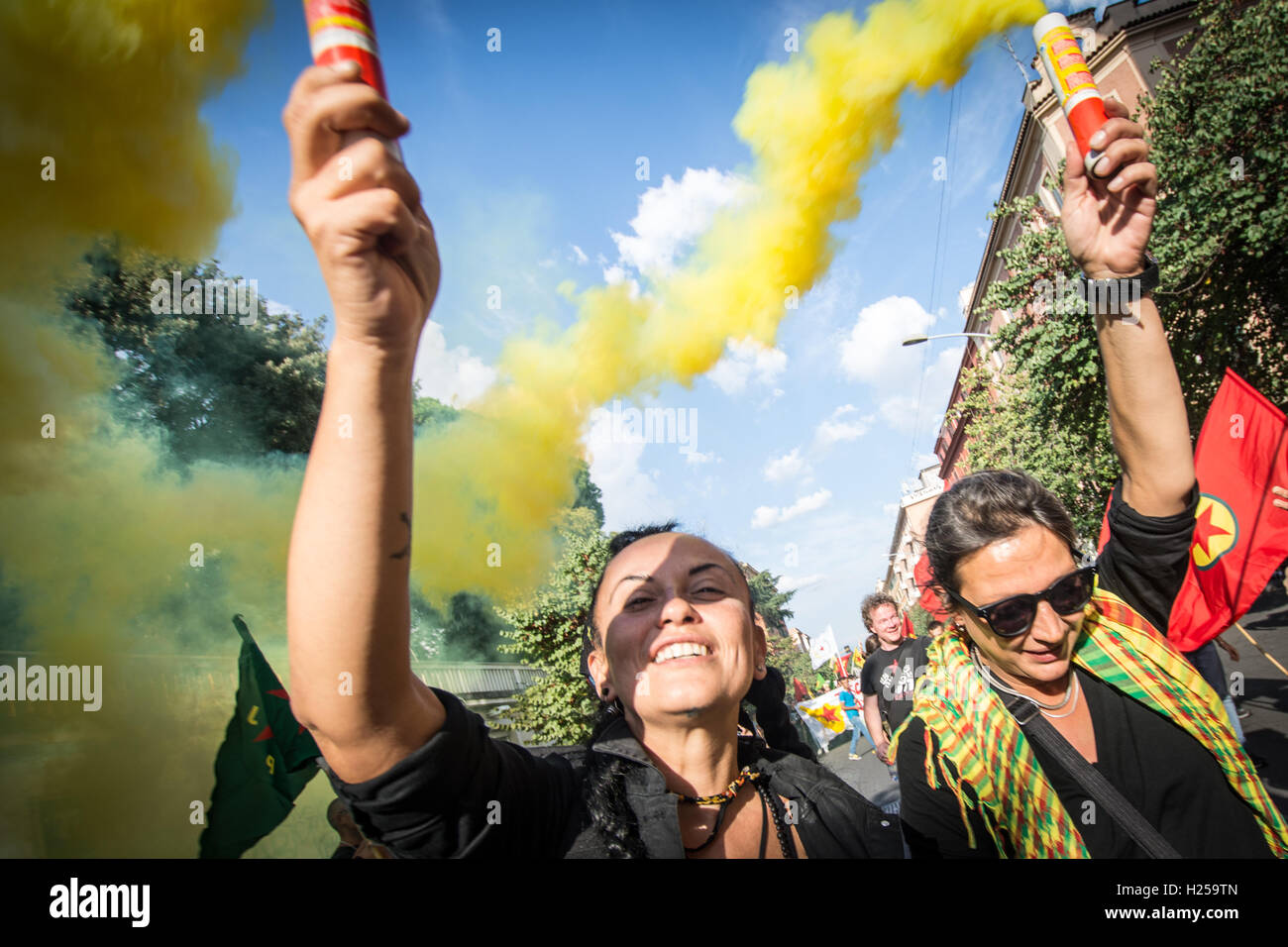 Rom, Italien. 24. September 2016. Kurden leben in Italien März schreien "Terrorist Erdogan", um gegen das Massaker an den Kurden und die türkische Regierung zu protestieren.       Lokalen Caption *** Rom, Italien. 24. September 2016. Kurden leben in Italien März "Terrorist Erdogan", rief zum protest gegen das Massaker des kurdischen Volkes und die türkische Regierung, im Bild einer Moment Manifestation Stockfoto