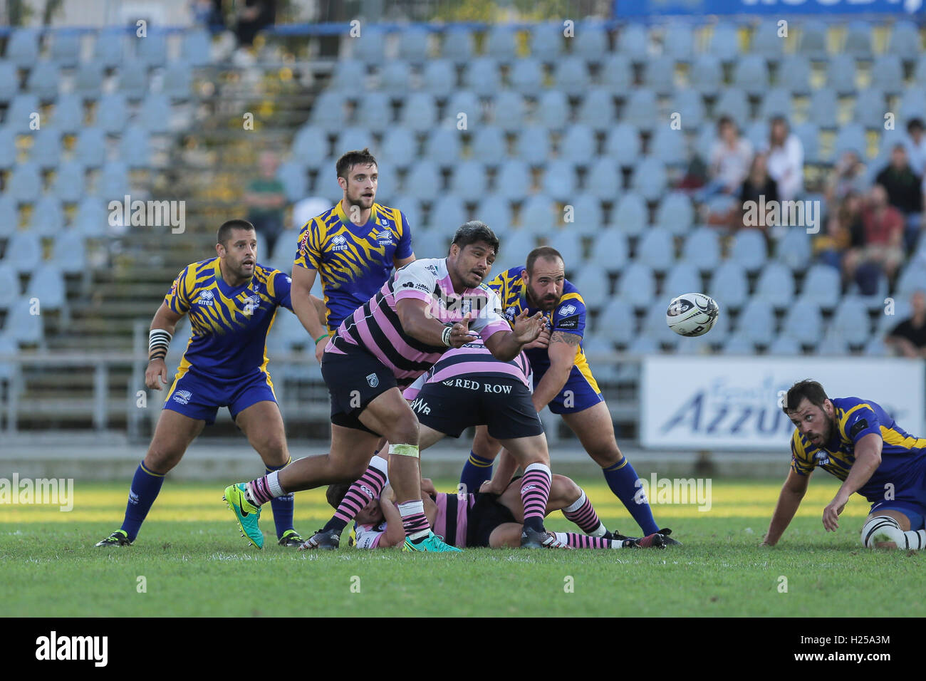 Parma, Italien. 24. Sep, 2016. Nick Williams für Cardiff Blues geht der Ball im Spiel gegen Zebre © Massimiliano Carnabuci/Alamy Nachrichten Stockfoto