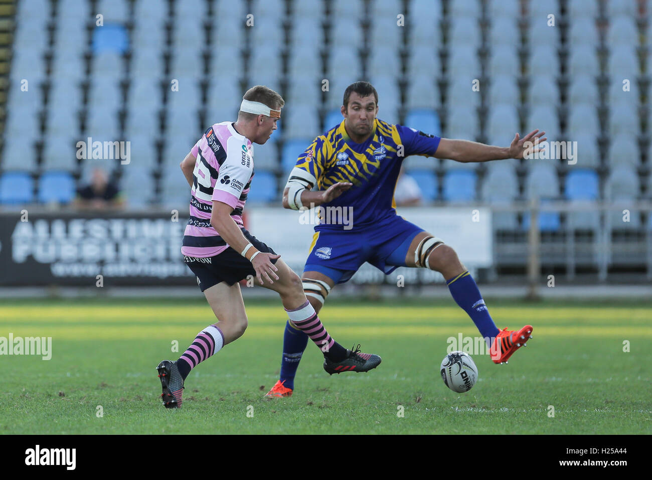 Parma, Italien. 24. Sep, 2016. Gareth Anscombe für Cardiff Blues mit dem Grubber-Kick in der Partie gegen Zebre © Massimiliano Carnabuci/Alamy Nachrichten Stockfoto