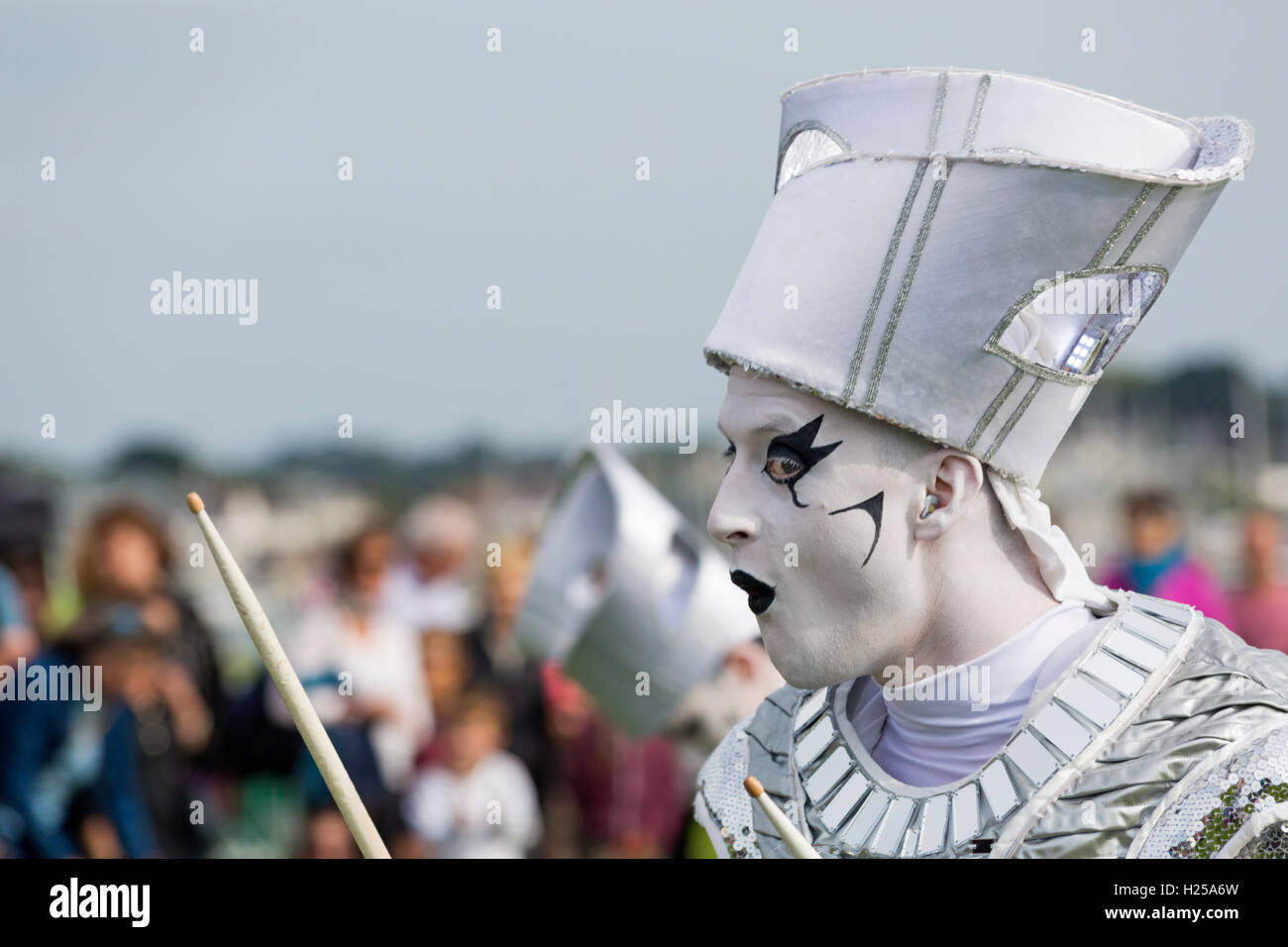 Harbourside, Baiter Park, Poole, Dorset, Großbritannien. 24. Sep 2016. Oben in der Luft, Teil von Innen heraus Projekt, sieht verschiedene Künstler präsentieren Massen mit einem modernen Zirkus, Performance und Musik gegen einen dramatischen Hintergrund von Meer und Himmel - Welt Quirle Funken mit einer magischen live Musik, Bewegung und Beleuchtung spektakulär in die geheimnisvolle Zeichen aus Licht und Klang der Landschaft verwandeln um Sie herum. Internationale drumming Corp. Credit: Carolyn Jenkins/Alamy leben Nachrichten Stockfoto