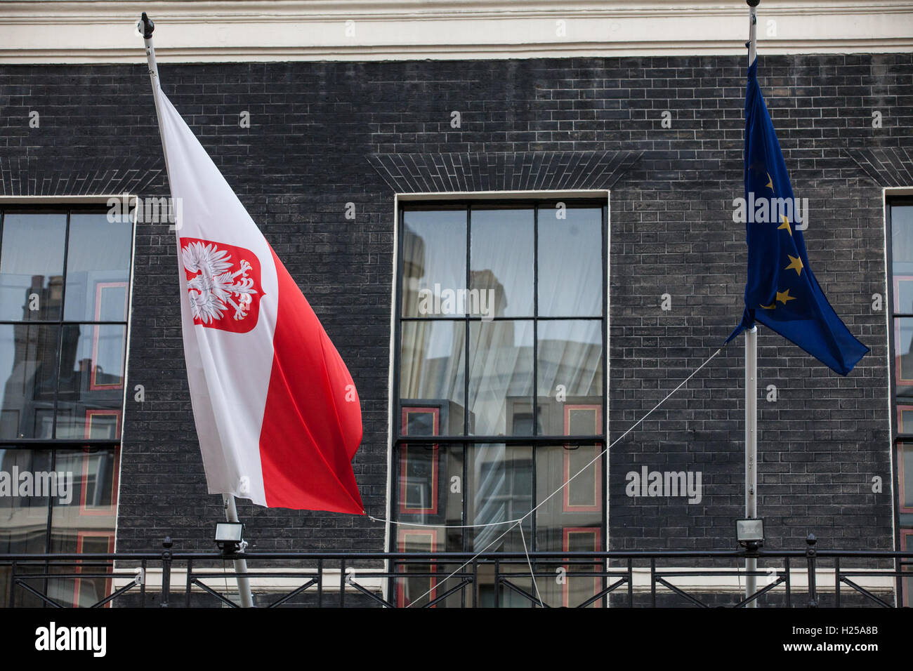 London, UK. 24. September 2016. Polnische und Europäische Union Flaggen vor der polnischen Botschaft in London. Bildnachweis: Mark Kerrison/Alamy Live-Nachrichten Stockfoto