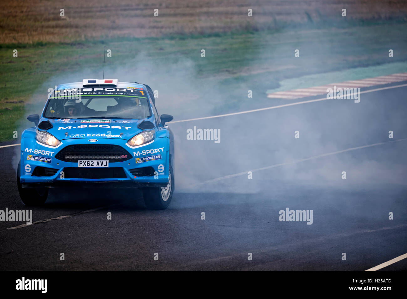 Castle Combe Car & Bike Racing Circuit, Wiltshire, Großbritannien, 24. September 2016. Elfyn Evans, Sohn des ehemaligen Rallye-Weltmeisters Gwyndaf Evans, unterhält die Menge in seinem M- Sport Ford Fiesta World Rallyday 2016 in Wiltshire, Großbritannien. Stockfoto