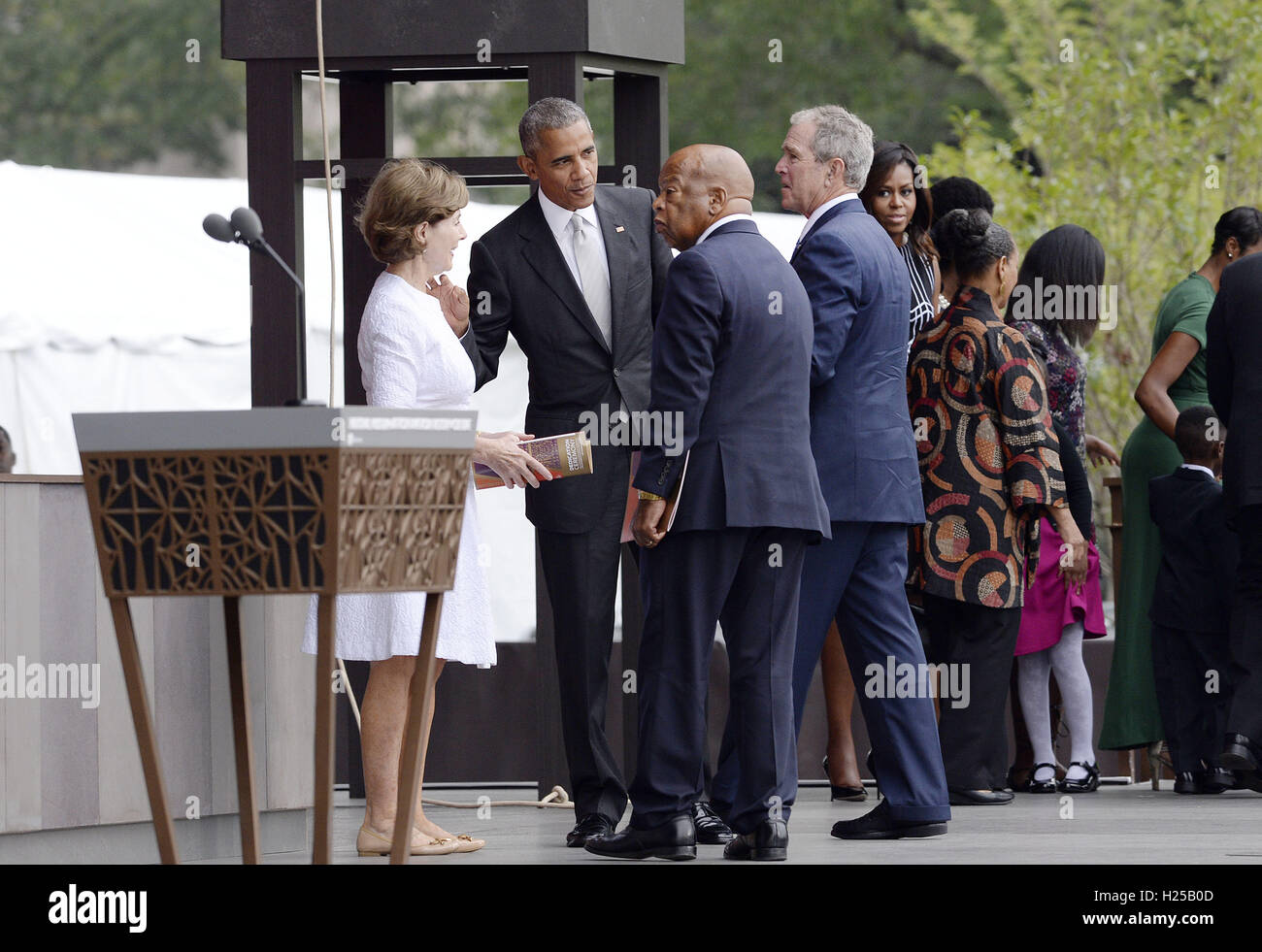 24. September 2016 - Washington, District Of Columbia, Vereinigte Staaten von Amerika - (L, R): ehemalige First Lady Laura Bush, US-Präsident Barack Obama, US Repräsentant John Lewis (Demokrat of Georgia) und ehemalige US-Präsident George W. Bush besucht die Eröffnungsfeier des Smithsonian National Museum of African American History und Kultur am 24. September 2016 in Washington, DC. Das Museum öffnet sich dreizehn Jahre nach dem Kongress und Präsident George W. Bush autorisiert seine Konstruktion. Bildnachweis: Olivier Douliery/Pool über CNP (Kredit-Bild: © Olivier Douliery/CNP über ZUMA Wir Stockfoto