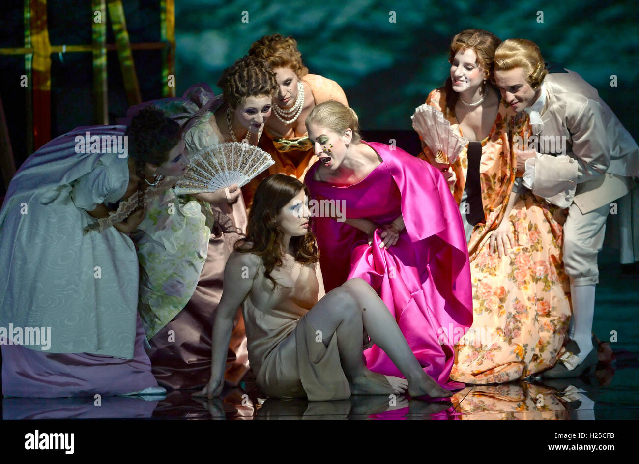 Berlin, Deutschland. 20. Sep, 2016. Sängerin Nicole Car (als Fiodiligi) (l) und Stephanie Lauricella (als Dorabella) Durchführung während einer Probe der Oper "Cosi Fan Tutte" von Wolfgang Amadeus MOzart an der Deutschen Oper in Berlin, Deutschland, 20. September 2016. Die Premiere findet am 25. September 2016 statt. Foto: BRITTA PEDERSEN/Dpa/Alamy Live News Stockfoto