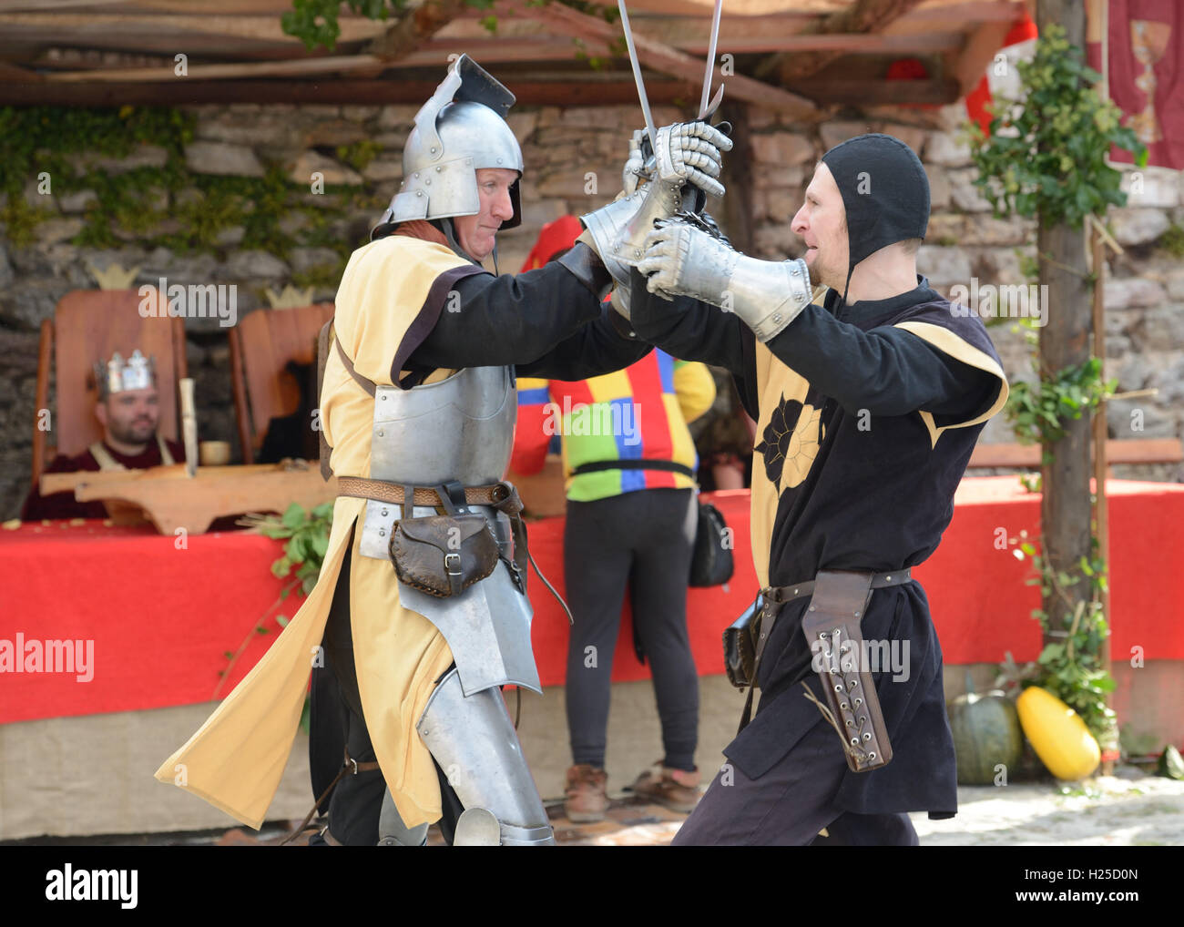 Zagreb, Kroatien. 24. Sep, 2016. Ritter kämpfen während der 11. Mittelalterfest auf der Burg Medvedgrad, in der Nähe von Zagreb, Hauptstadt Kroatiens, 24. September 2016. Mittelalterliche Musik und Darbietungen waren während des zweitägigen Festivals im Schloss aus 13. Jahrhundert stützt sich auf die Hänge des Medvednica-Gebirges inszeniert. © Miso Lisanin/Xinhua/Alamy Live-Nachrichten Stockfoto