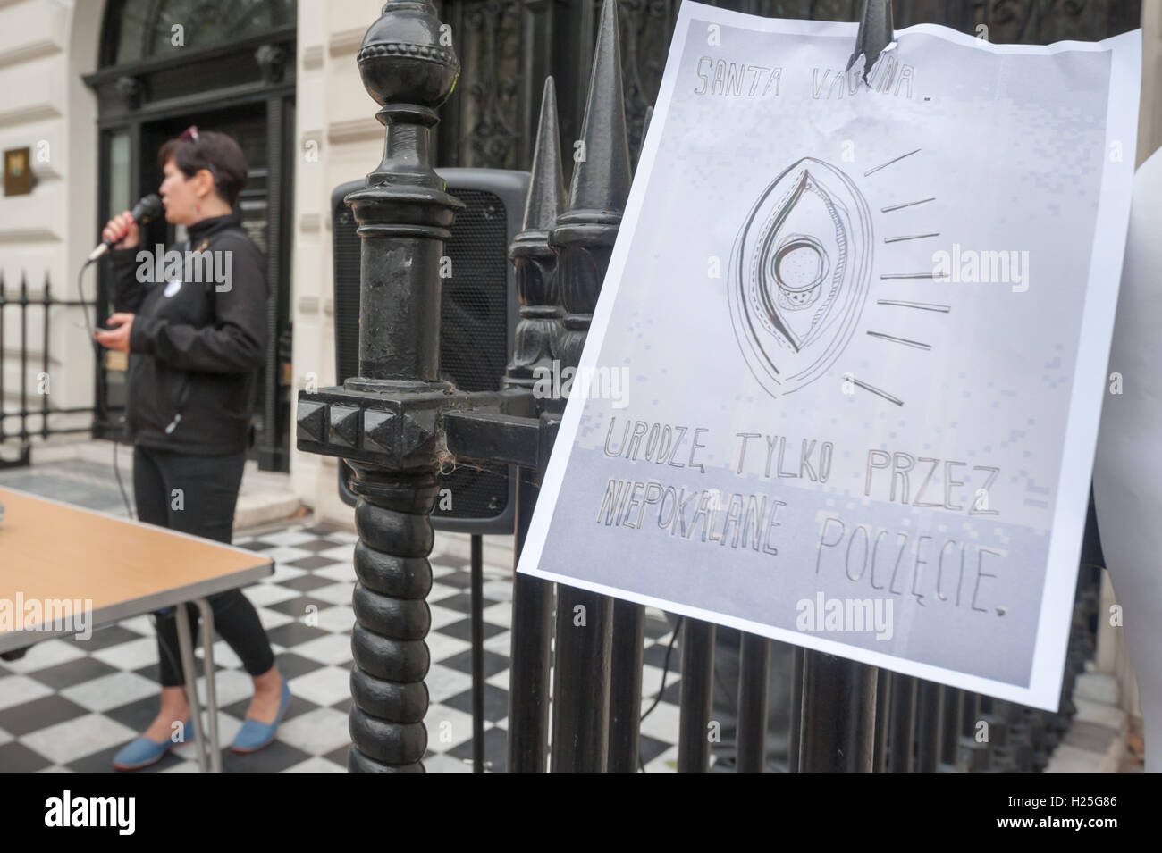 London, UK. 24. Sep, 2016. Polinnen in London, viele tragen schwarz, halten verurteilt ein Protest in der polnischen Botschaft zeitgleich mit der 5. jährlichen März zur Wahl in Irland gegen die strengen Anti-Abtreibung Gesetze es von der UNO als "grausame, unmenschliche und erniedrigende". In Polen MPs in das konservative Recht und Gerechtigkeit (PiS) Partei unterstützen einen Gesetzentwurf vorgelegt von der Lobby der Abtreibung zu stoppen, die Abtreibungen außer wo das Leben der Mutter gefährdet geahndet wird, 3 bis 5 Jahre im Gefängnis war machen würde. Bildnachweis: Peter Marshall/Alamy Live-Nachrichten Stockfoto