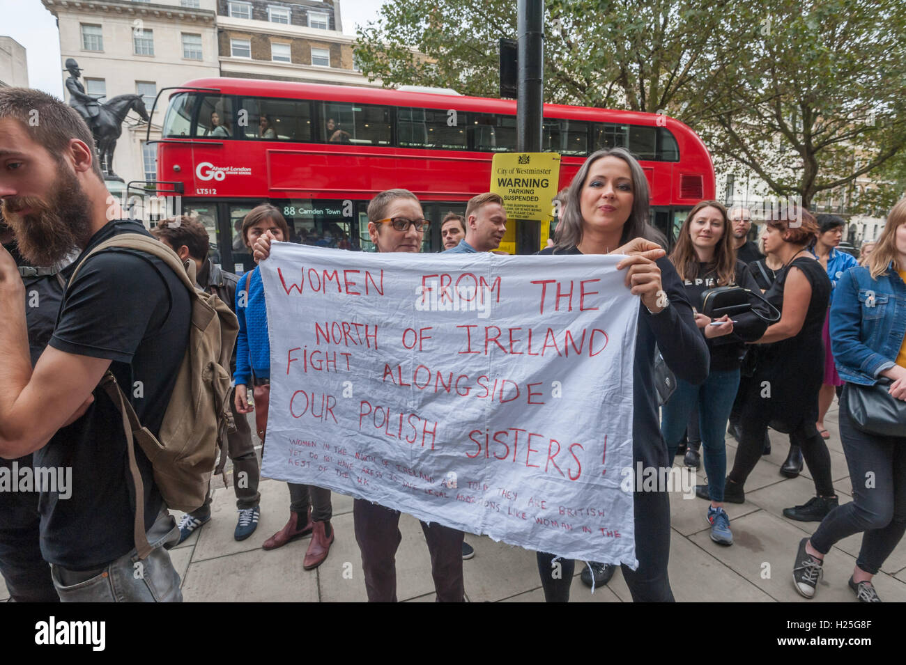 London, UK. 24. Sep, 2016. Eine Polin halten eine Banner mit einer irischen Frau bei der Protest in der polnischen Botschaft, die Solidarität mit der 5. jährlichen März zur Wahl in Irland gegen die strengen Anti-Abtreibung Gesetze es verurteilt von der UNO als "grausame, unmenschliche und erniedrigende". In Polen MPs in das konservative Recht und Gerechtigkeit (PiS) Partei unterstützen einen Gesetzentwurf vorgelegt von der Lobby der Abtreibung zu stoppen, die Abtreibungen außer wo das Leben der Mutter gefährdet geahndet wird, 3 bis 5 Jahre im Gefängnis war machen würde. Bildnachweis: Peter Marshall/Alamy Live-Nachrichten Stockfoto