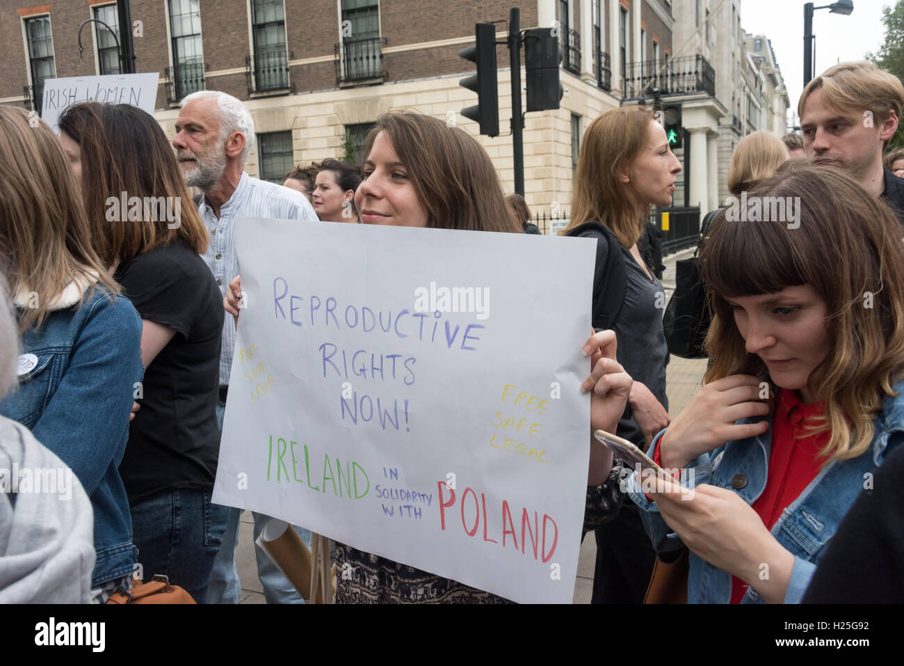 London, UK. 24. Sep, 2016. Irische pro-Wahl-Aktivisten kamen zu den Protesten in der polnischen Botschaft zur Solidarität mit ihren polnischen Schwestern mit Blick auf die Aussicht auf eine strenge Anti-Abtreibung Gesetze. Polnische Abgeordnete in das konservative Recht und Gerechtigkeit (PiS) Partei unterstützen einen Gesetzentwurf vorgelegt von der Lobby der Abtreibung zu stoppen, die Abtreibungen außer wo das Leben der Mutter gefährdet geahndet wird, 3 bis 5 Jahre im Gefängnis war machen würde. Bildnachweis: Peter Marshall/Alamy Live-Nachrichten Stockfoto