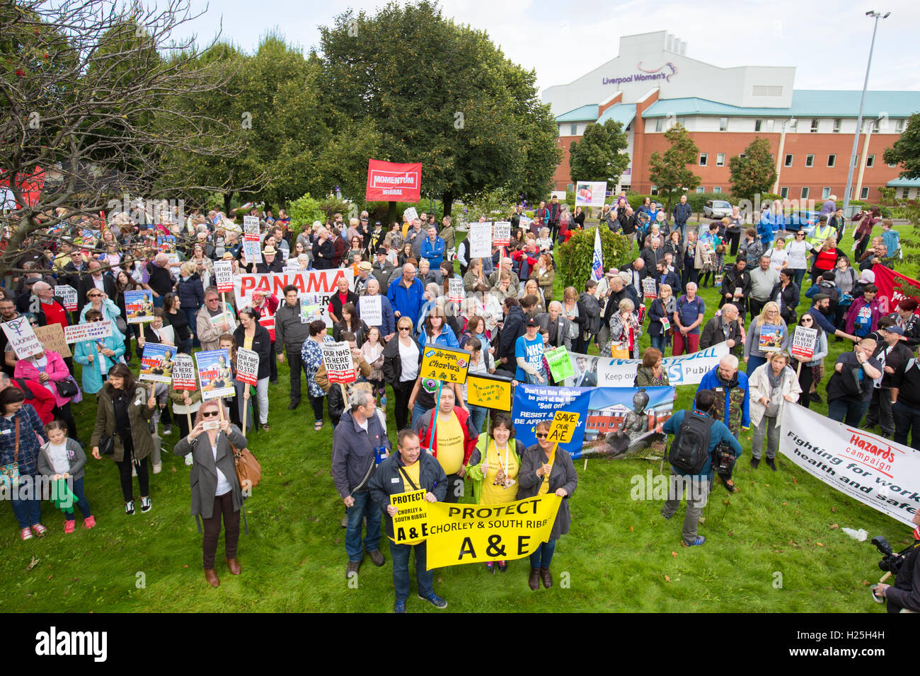 Liverpool, Vereinigtes Königreich. 25. September 2016. Rund 1000 Demonstranten in einem Protest zu speichern die Liverpool Frauenklinik vor der Schließung am teilgenommen Sonntag, 25. September 2016. Die Demonstration fällt mit dem Beginn des Labour-Parteitag in der Stadt stattfindet. Bildnachweis: Christopher Middleton/Alamy Live-Nachrichten Stockfoto