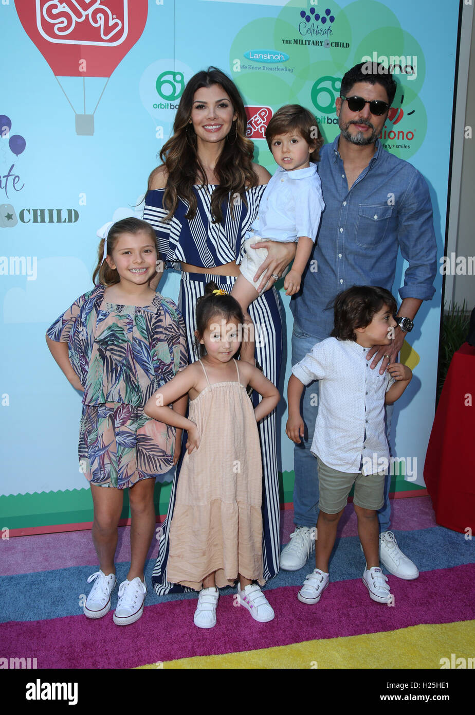 CULVER CITY, CA - 24 SEPTEMBER: Ali Landry, Alejandro Monteverde, Estela Monteverde, Marcelo Monteverde, Valentin Monteverde besucht Step2 & Favored.by Gegenwart der 5. jährlichen Red Carpet Sicherheit Bewusstsein Event bei Sony Bilder Studios am 24. September 2016 in Culver City, Kalifornien. (Credit: Parisa Afsahi/MediaPunch). Stockfoto