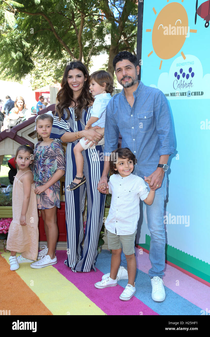 CULVER CITY, CA - 24 SEPTEMBER: Ali Landry, Alejandro Monteverde, Estela Monteverde, Marcelo Monteverde, Valentin Monteverde besucht Step2 & Favored.by Gegenwart der 5. jährlichen Red Carpet Sicherheit Bewusstsein Event bei Sony Bilder Studios am 24. September 2016 in Culver City, Kalifornien. (Credit: Parisa Afsahi/MediaPunch). Stockfoto