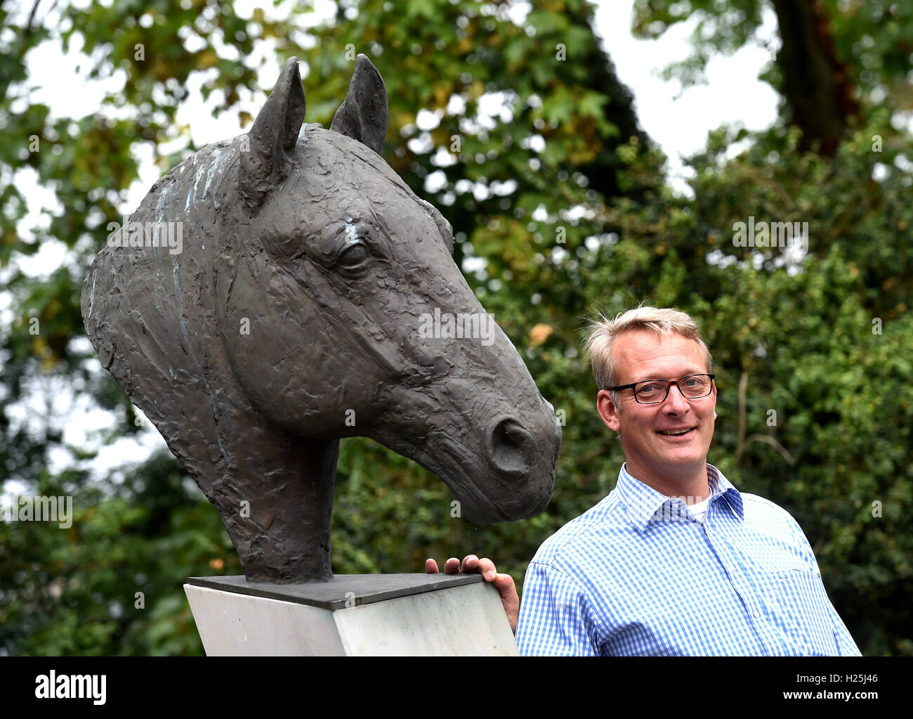 Stabile Meister Axel Brockmann stehend nahe bei der Bronze-Skulptur des Leiters der Hannover Hengst Weltmeyer am unteren sächsischen Landgestüt in Celle, Deutschland, 16. September 2016. Die traditionelle Celle Hengst Parade startet am 24. September 2016. Foto: HOLGER HOLLEMANN/dpa Stockfoto