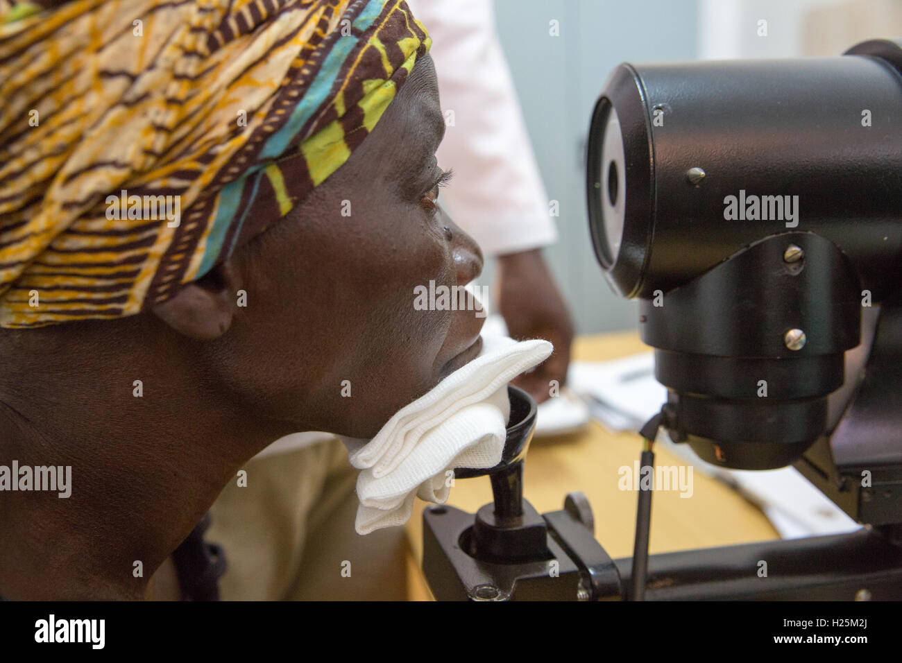 Ribaue Krankenhaus, Ribaue, Provinz Nampula, Mosambik, August 2015: Maria Albino hat ihre Augen überprüft und bei der Ankunft im Krankenhaus Ribaue in Vorbereitung auf ihren ersten Katarakt-Operation zur Wiederherstellung ihrer Blick gemessen.  Foto: Mike Goldwater Stockfoto