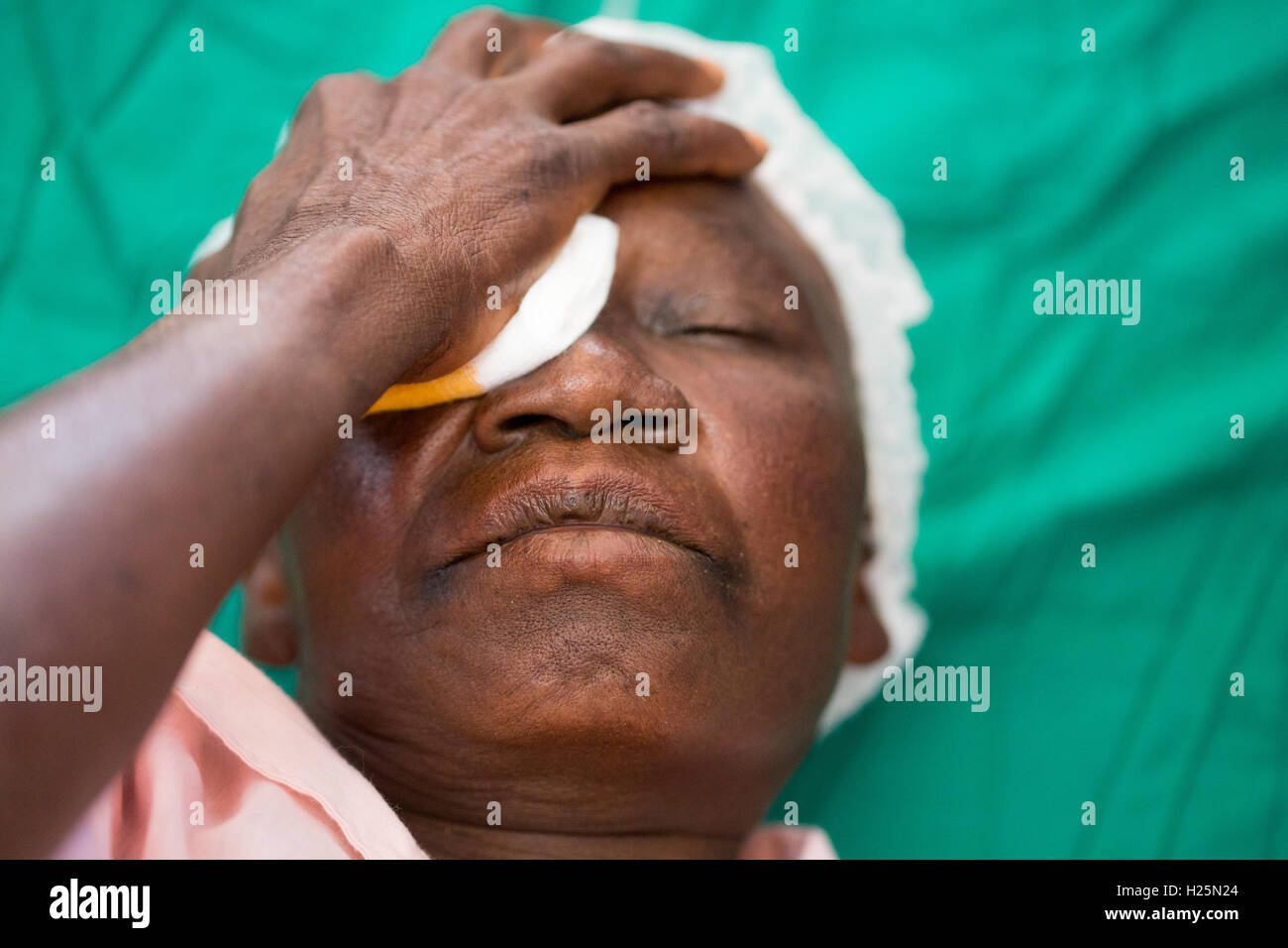 Ribaue Krankenhaus, Ribaue, Provinz Nampula, Mosambik, August 2015: Maria Albino ist für ihre ersten Katarakt-Operation zur Wiederherstellung ihrer Blick bereit.  Foto: Mike Goldwater Stockfoto