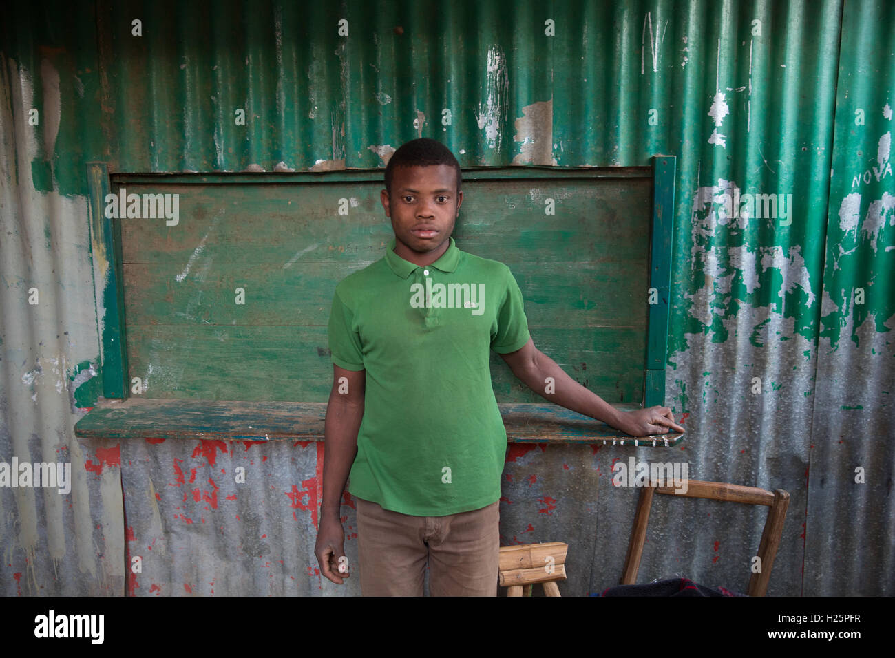 Ribaue, Provinz Nampula, Mosambik, August 2015: Stall-Inhaber auf dem Markt.      Foto: Mike Goldwater Stockfoto