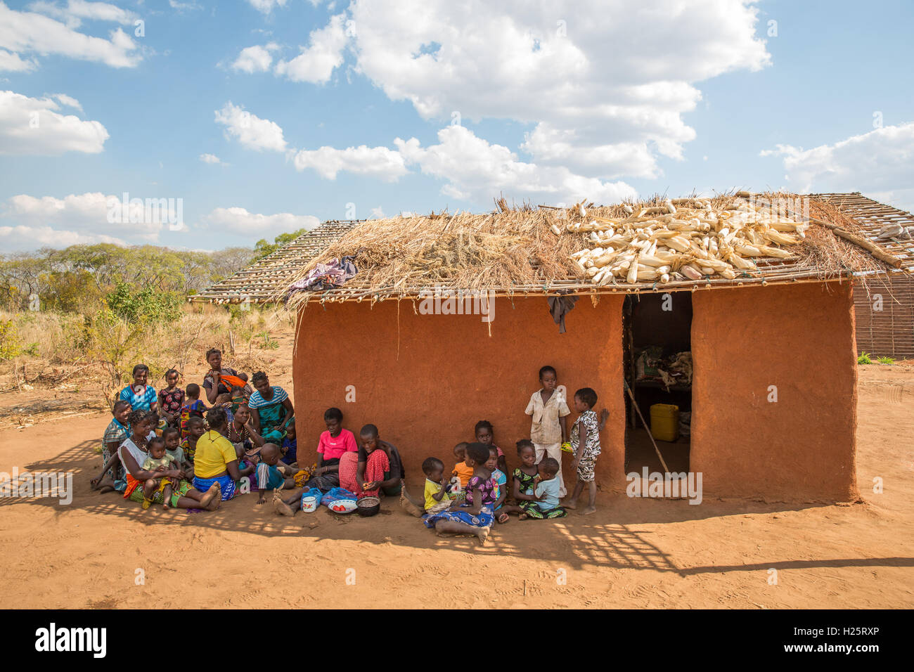 Lalaua District, Provinz Nampula, Mosambik, August 2015: Laurinda Diago können jetzt Prepre Nahrung wieder nach Katarakt-Operationen in beiden Augen ihr Sehvermögen wiederhergestellt haben.    Foto: Mike Goldwater Stockfoto