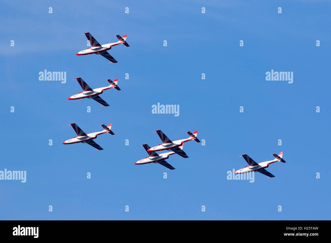 PZL-Mielec TS-11 Iskra Kunstflug Demonstration-Teams der polnischen Luftstreitkräfte ("weiß-roten Funken Team"). Stockfoto