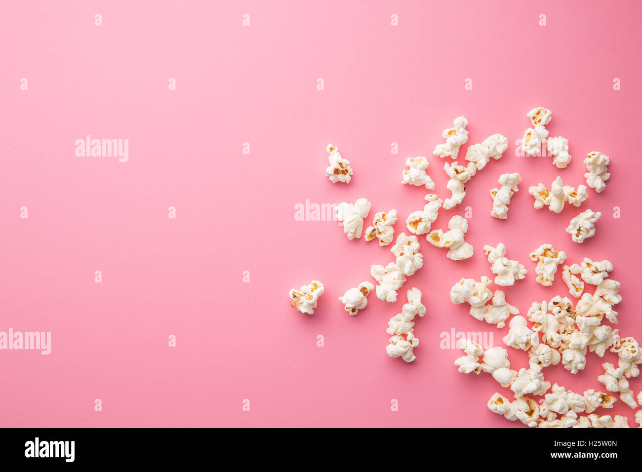 Das Popcorn auf rosa Hintergrund. Stockfoto