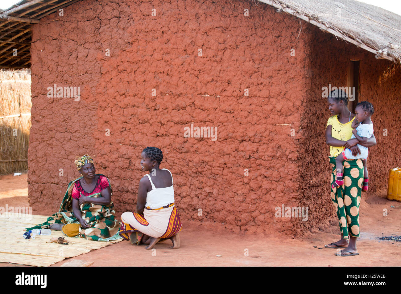 Namina Dorf, Provinz Nampula, Mosambik, August 2015: Maria Albino, begrüßt Freunde und Familie, nachdem sie mit ihrem Augenlicht wieder nach einer Kataraktoperation in ihr Dorf zurück.  Foto: Mike Goldwater Stockfoto