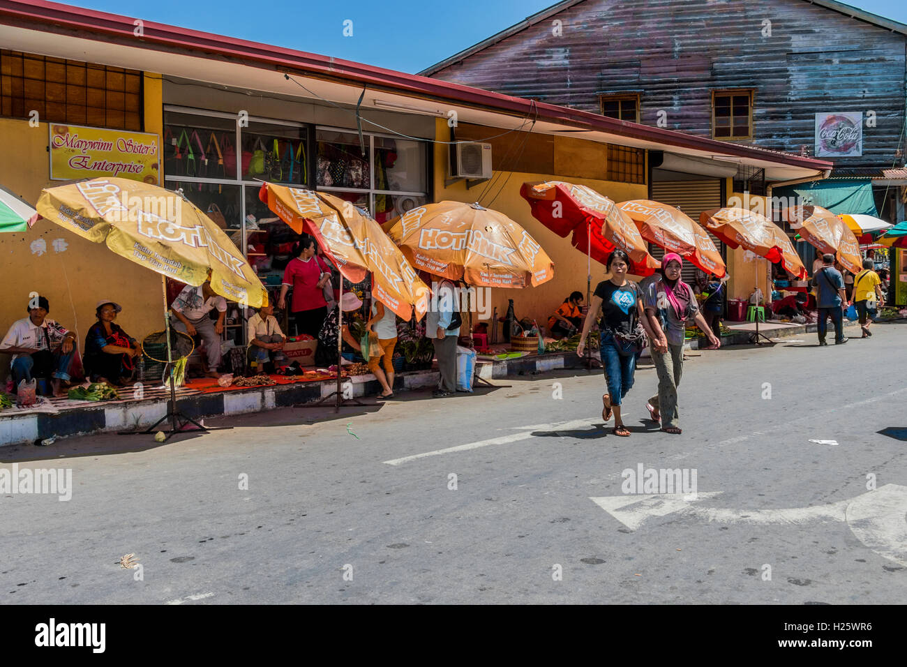 Tamperuli Markt mit Ständen und Markthändler, die Geschäfte in der Nähe von Tuaran Sabah Malaysia, Insel Borneo Stockfoto