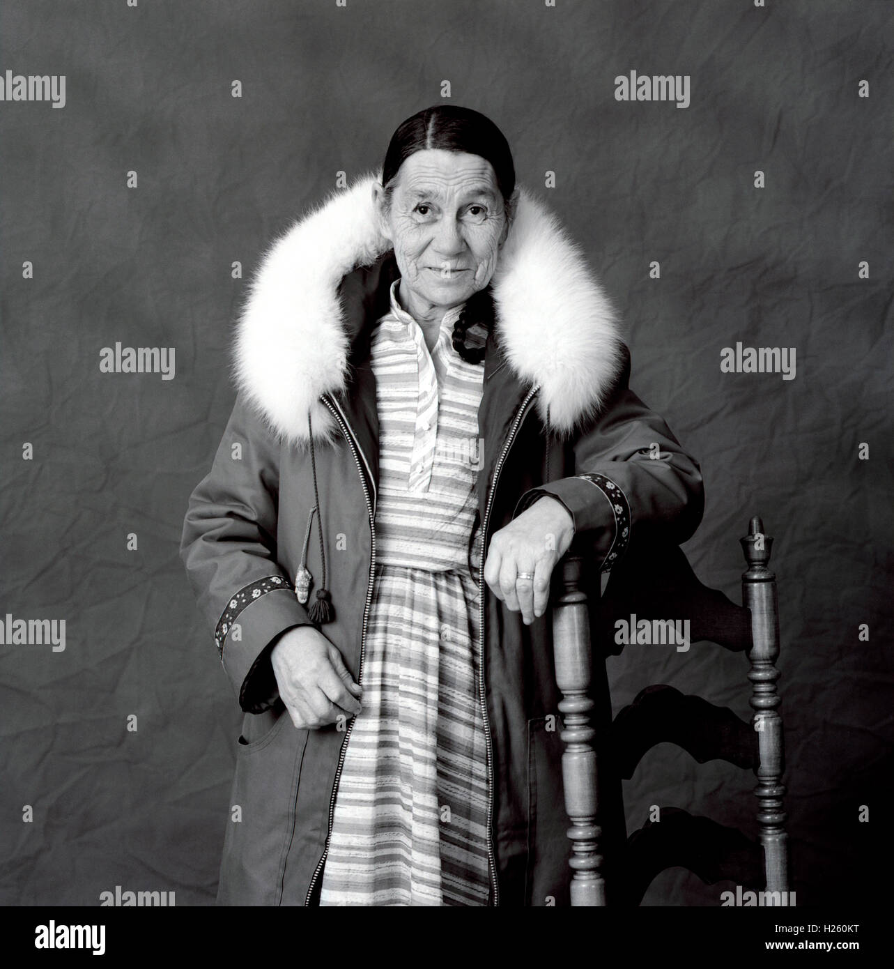 Schwarzen & weißen Studio-Porträt einer Inuit-Frau tragen traditionellen Kleidung, Iqaluit, Nunavut, Kanada Stockfoto