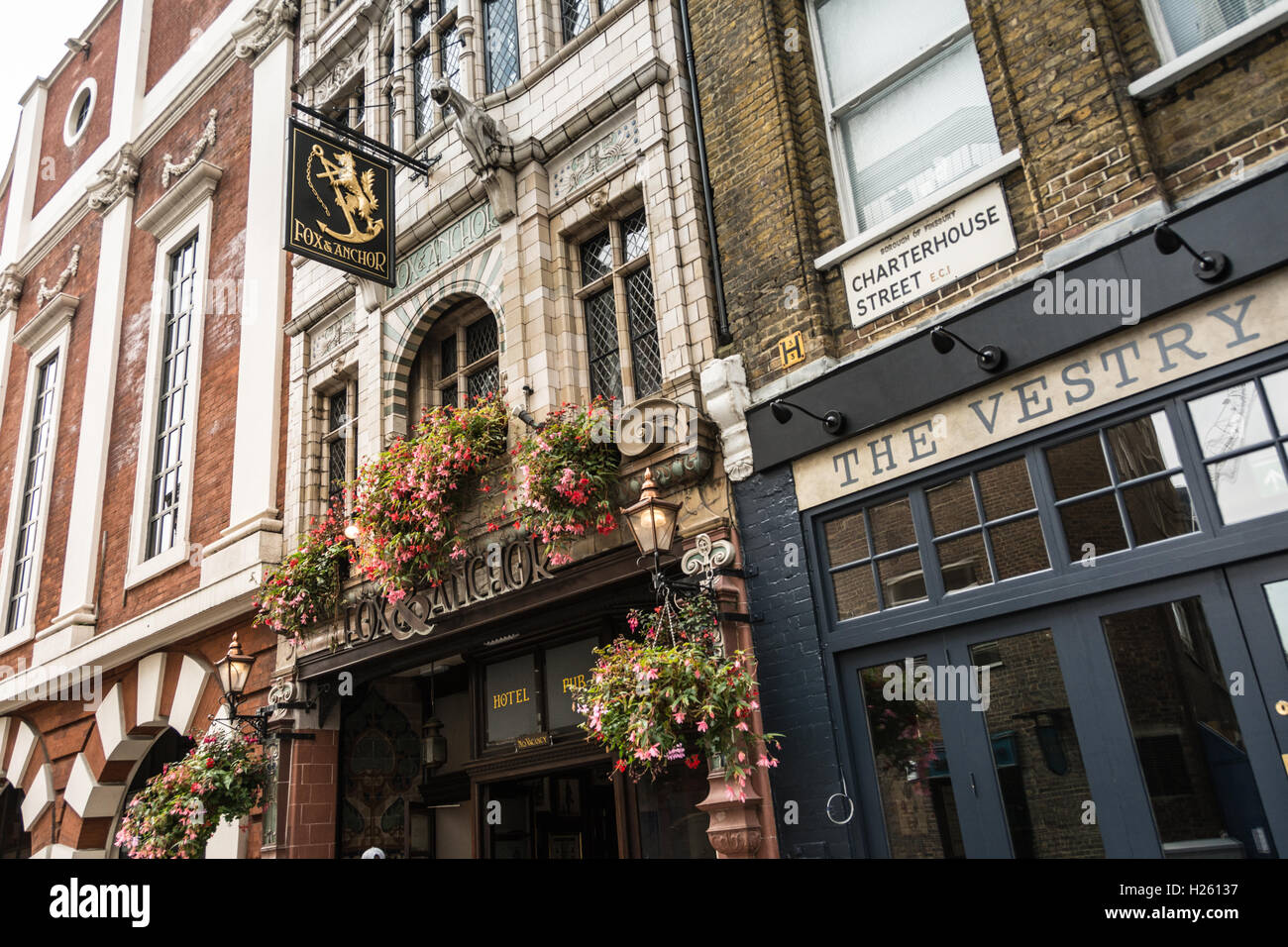 Der Fuchs und Anker Public House auf Charterhouse Street im Londoner Smithfield Bereich. Stockfoto