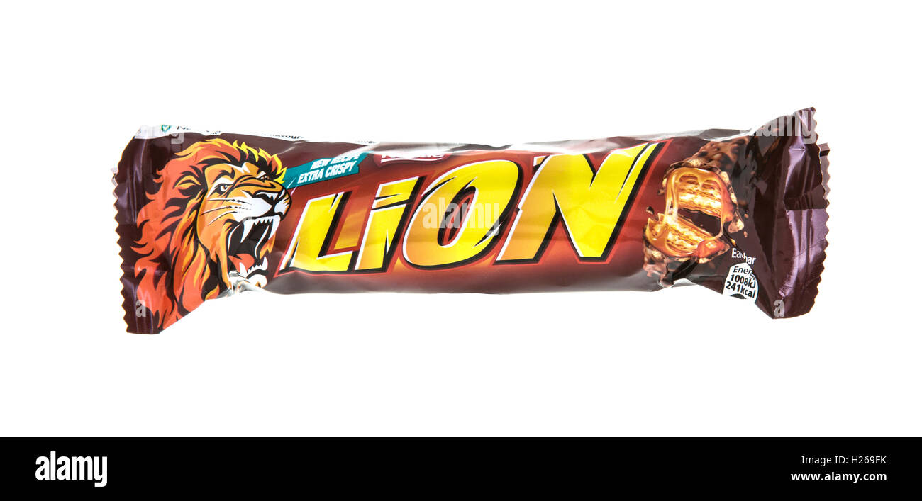 Lion Bar isoliert auf einem weißen Hintergrund. Lion ist eine Schokolade Bar Konfektion von Nestle Stockfoto