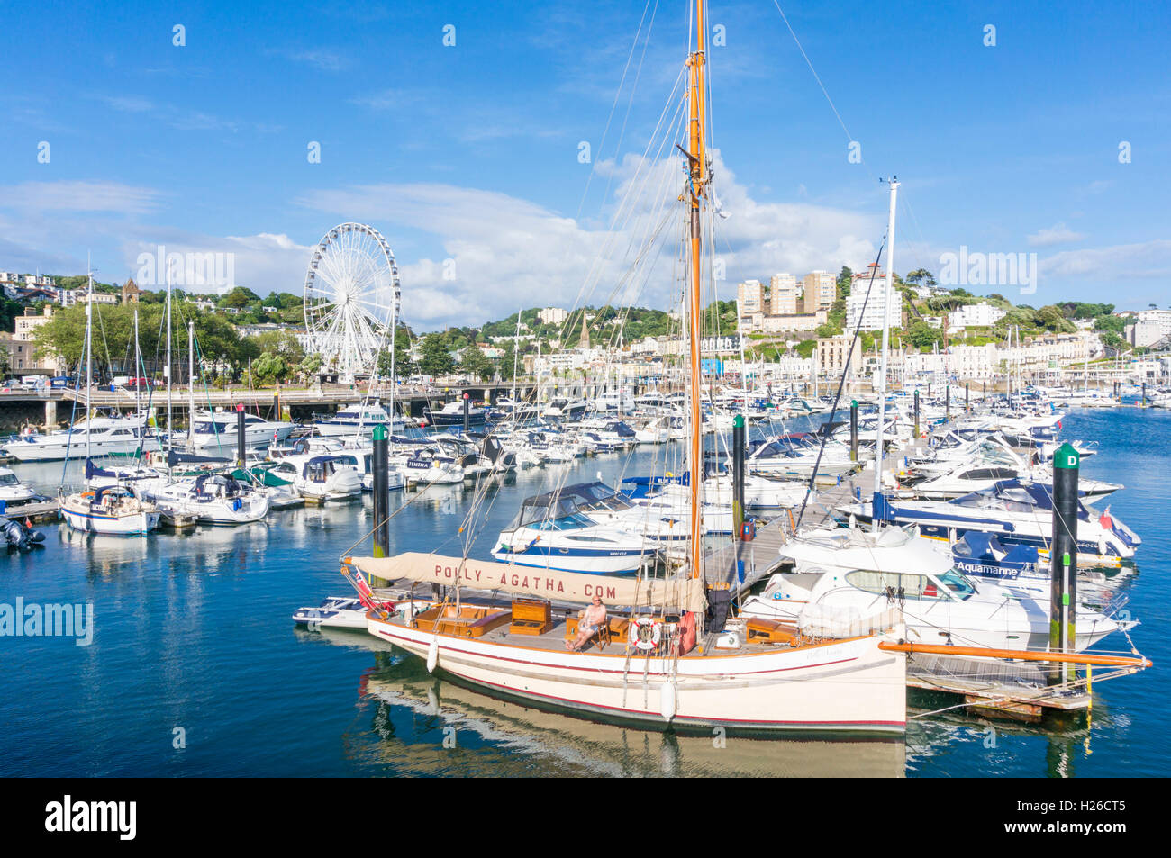 Luxus-Yachten vor Anker in Torquay Hafen Torquay Devon England UK GB Europa EU Stockfoto