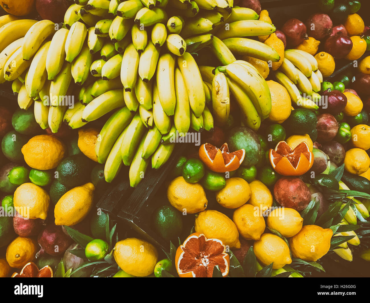 Tropischer Sommerfrüchte im Obstmarkt Stockfoto
