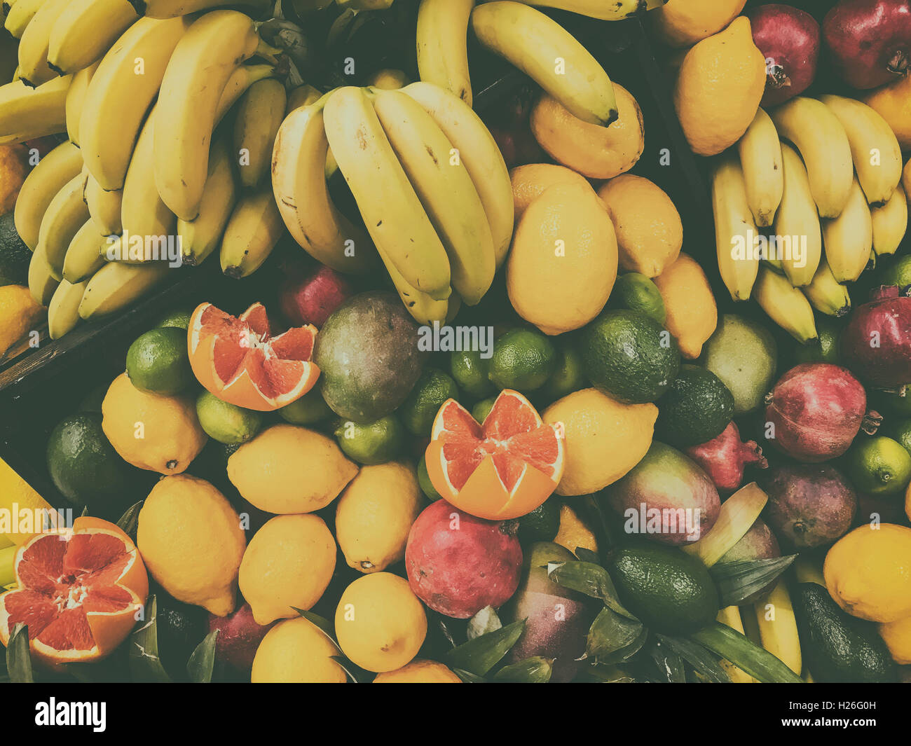 Tropischer Sommerfrüchte im Obstmarkt Stockfoto