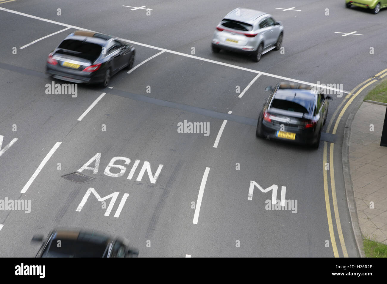 Fahrbahnmarkierungen für die Autobahn M1 und A61, Sheffield, UK vorbeifahrende Autos. Stockfoto