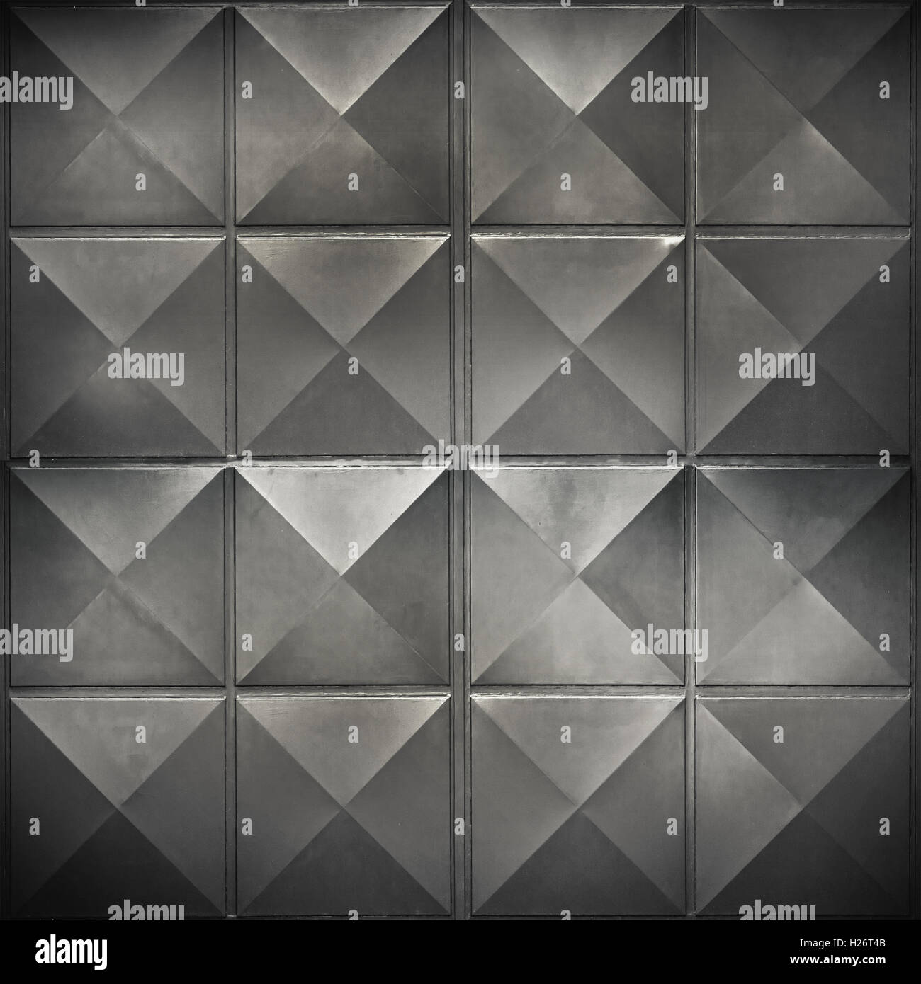 Abstrakte Fotohintergrund mit schwarzen Metallwand mit quadratischen Reliefmuster Stockfoto