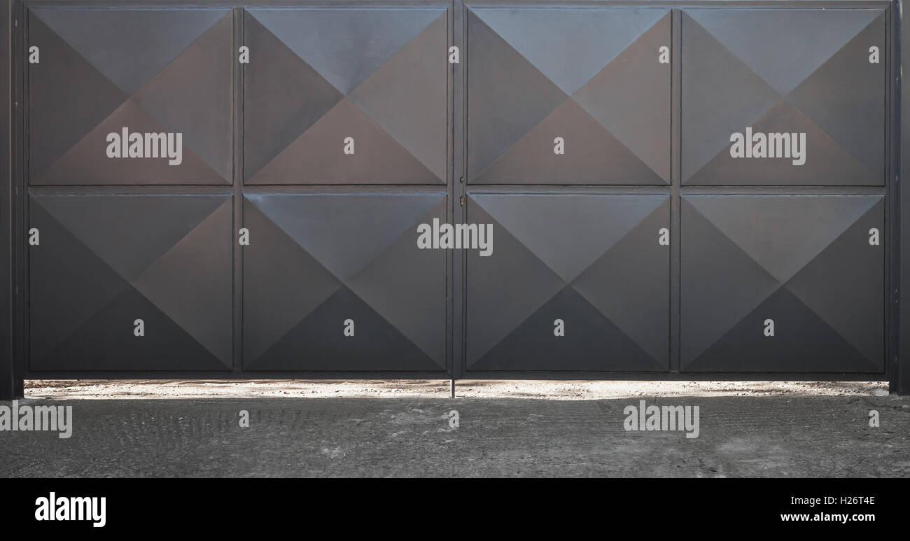 Geschlossenen schwarzen Metalltor mit quadratischen Reliefmuster Stockfoto