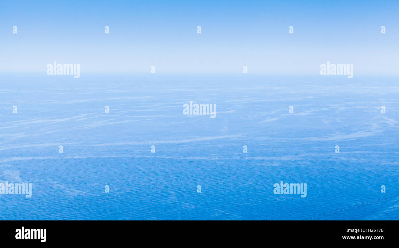 Leere Seelandschaft mit klar blauer Himmel und stilles Wasser. Natürliche Hintergrundfoto, Vogelperspektive Stockfoto