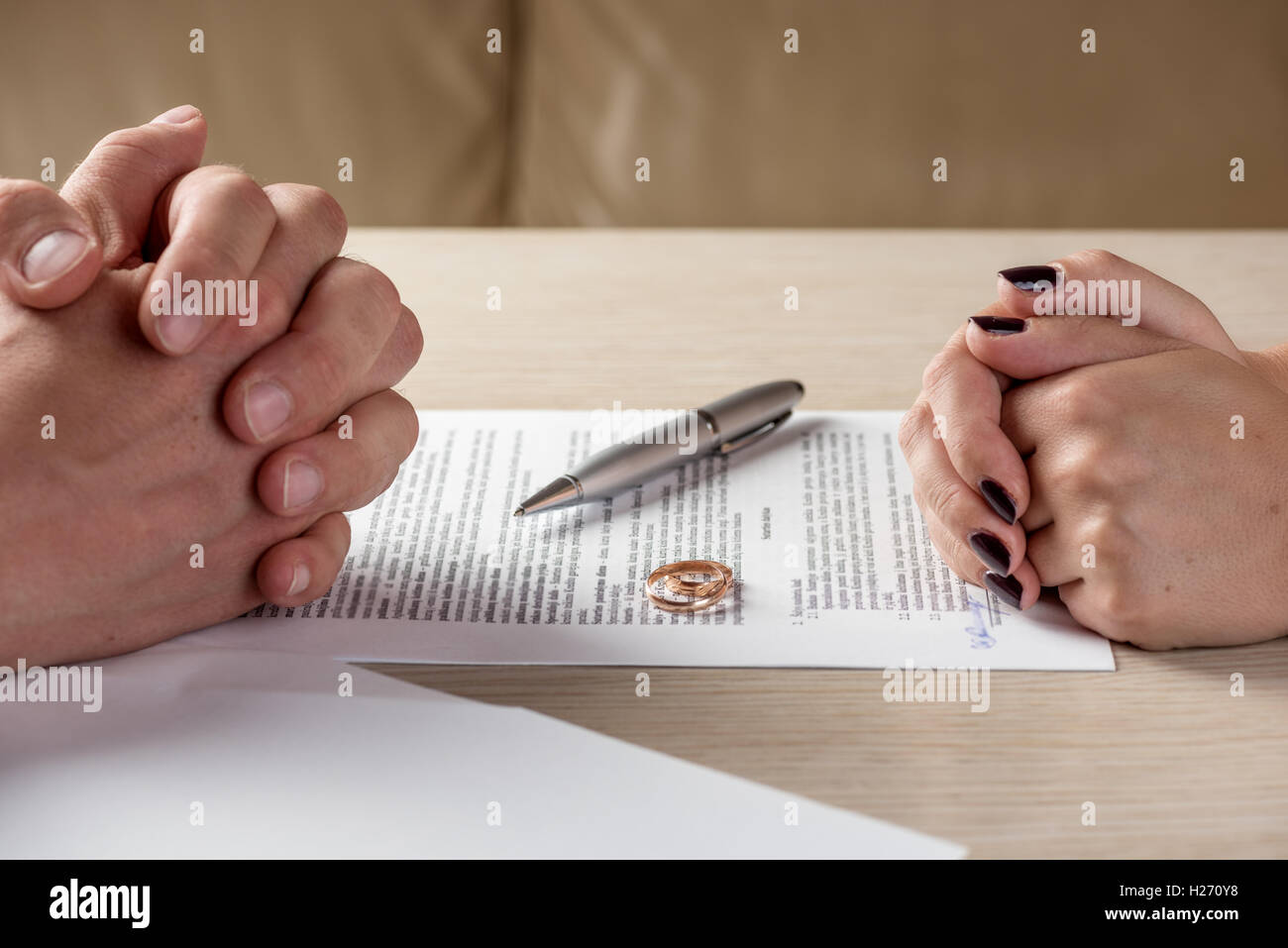 Frau und Mann Unterzeichnung Scheidung Dokumente oder vorehelichen Vertrags Stockfoto