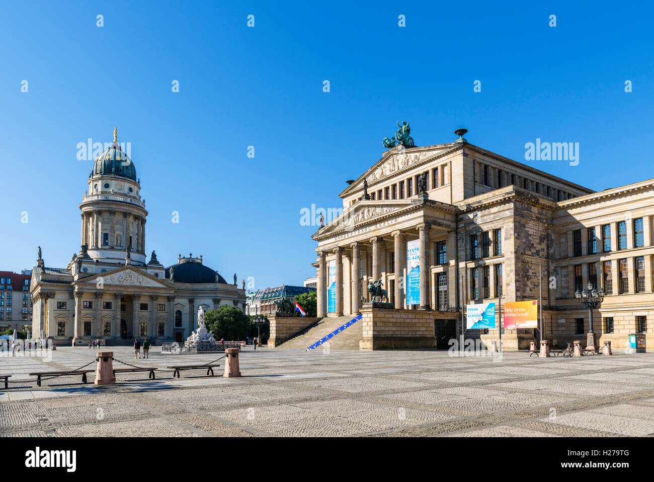 Berlin, Deutschland. Der Gendarmenmarkt mit dem Deutschen Dom und dem Konzerthaus auf der rechten Seite. Stockfoto