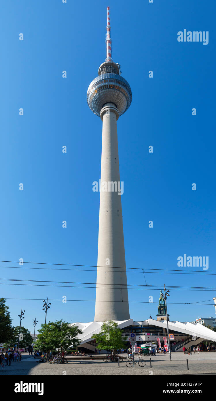 Der Fernsehturm (Fernsehturm) am Alexanderplatz, Berlin, Deutschland Stockfoto