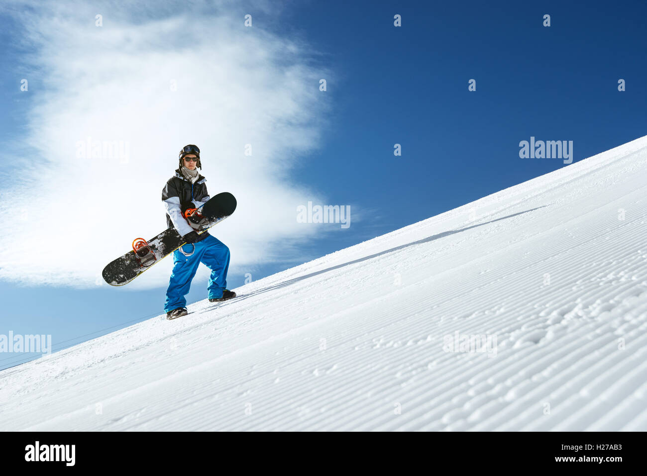 Snowboarder ist auf dem Vormarsch der blauen Himmel Hintergrund Stockfoto