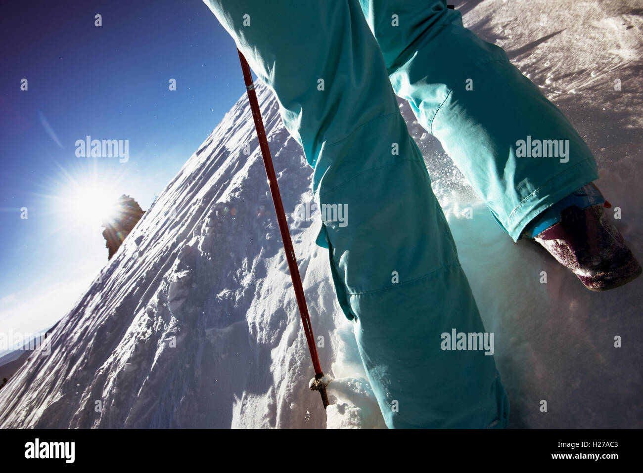 Skifahrer geht bergauf auf den Schneeberg Stockfoto