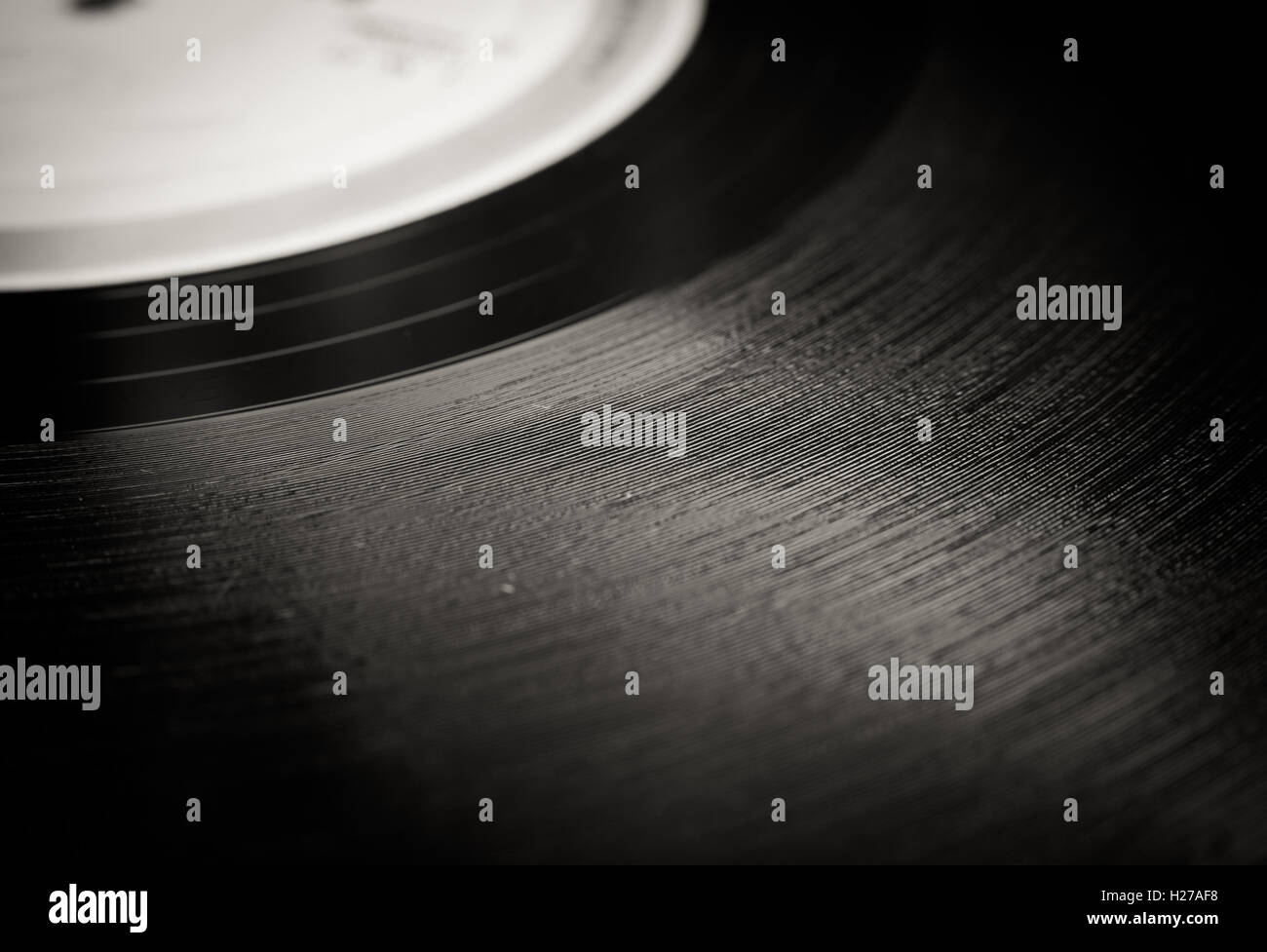 LP Rekord Abschnitt extreme Nahaufnahme, schwarzen und weißen Rillen Detail und defokussierten label Stockfoto