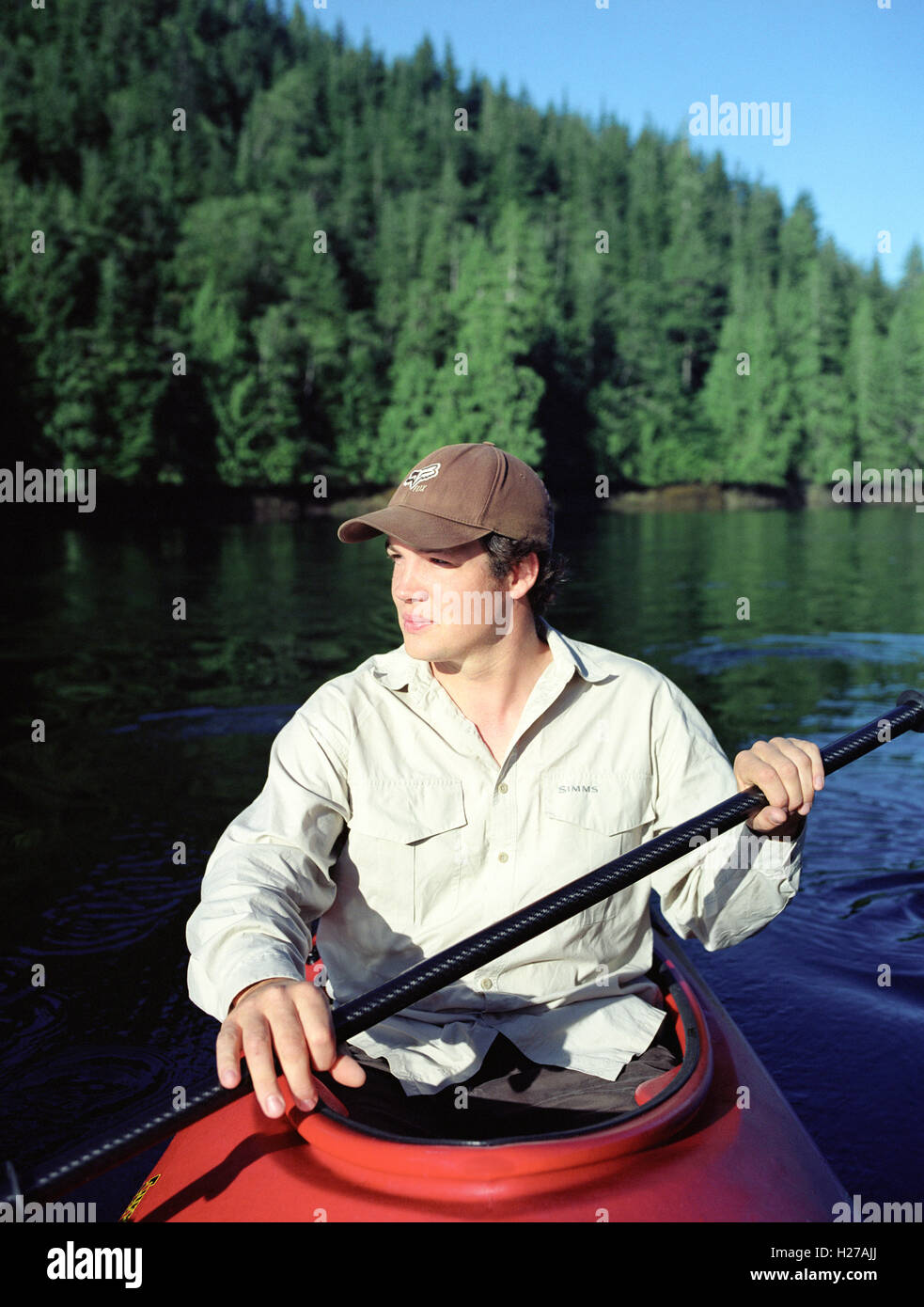 Ein Gast im Nimmo Bay Resort gilt für morgen Kajak Nimmo Bay. British Columbia, Kanada Stockfoto