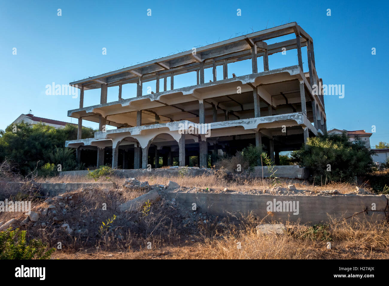 Aufgegeben von halbfertigen Hotelbauten am Strand von Bogaz in Nordzypern Stockfoto