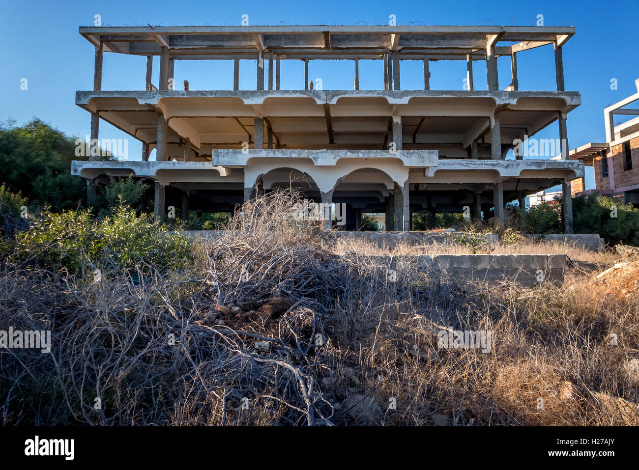 Aufgegeben von halbfertigen Hotelbauten am Strand von Bogaz in Nordzypern Stockfoto