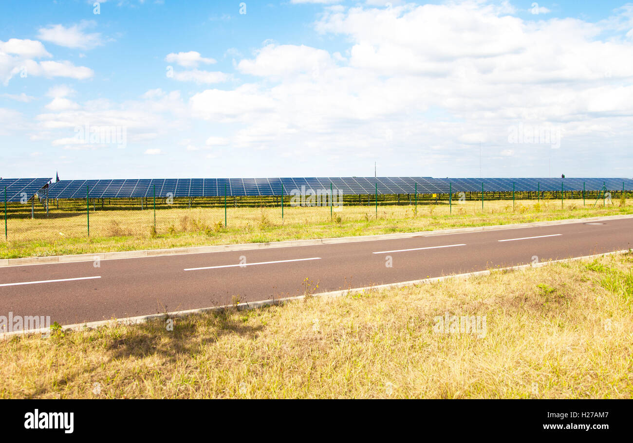 Sonnenkollektoren auf einem Feld Stockfoto