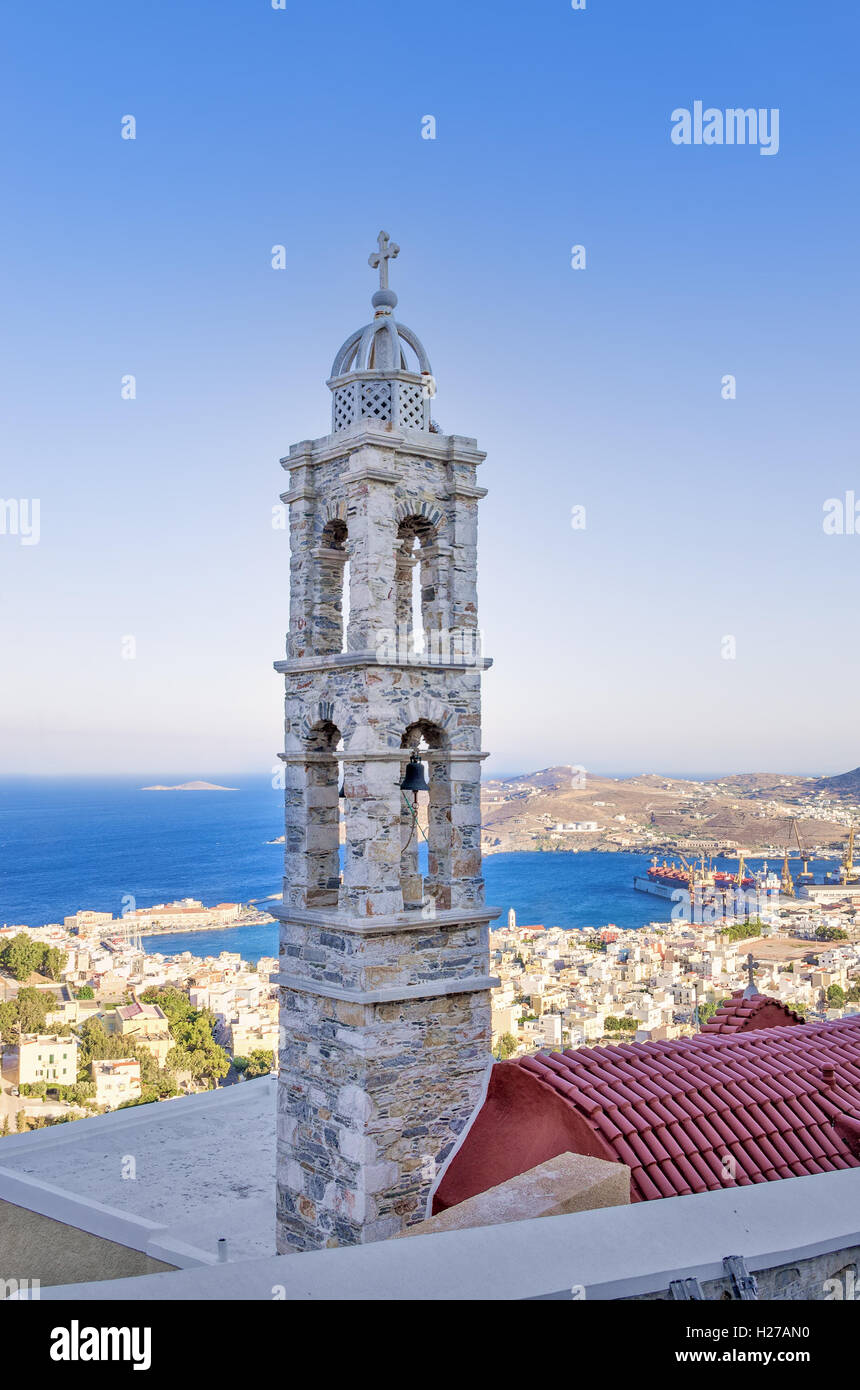 Glockenturm der katholischen Kirche in Ermoupolis, Syros Insel, Kykladen, Griechenland Stockfoto