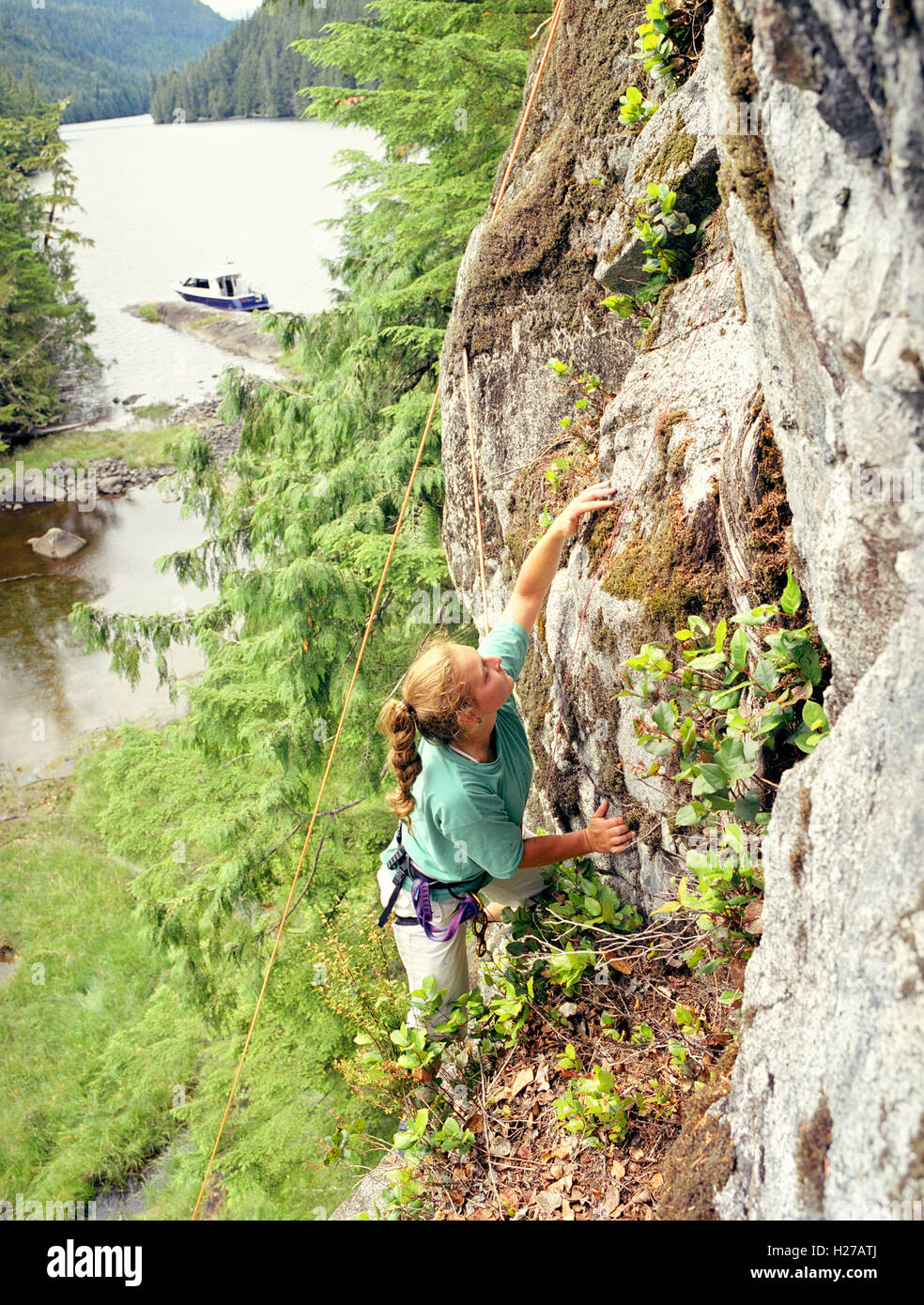 Gast bei Nimmo Bay Resort Felsen klettert an der Wand am östlichen Ende des Little Nimmo Bay. British Columbia, Kanada Stockfoto