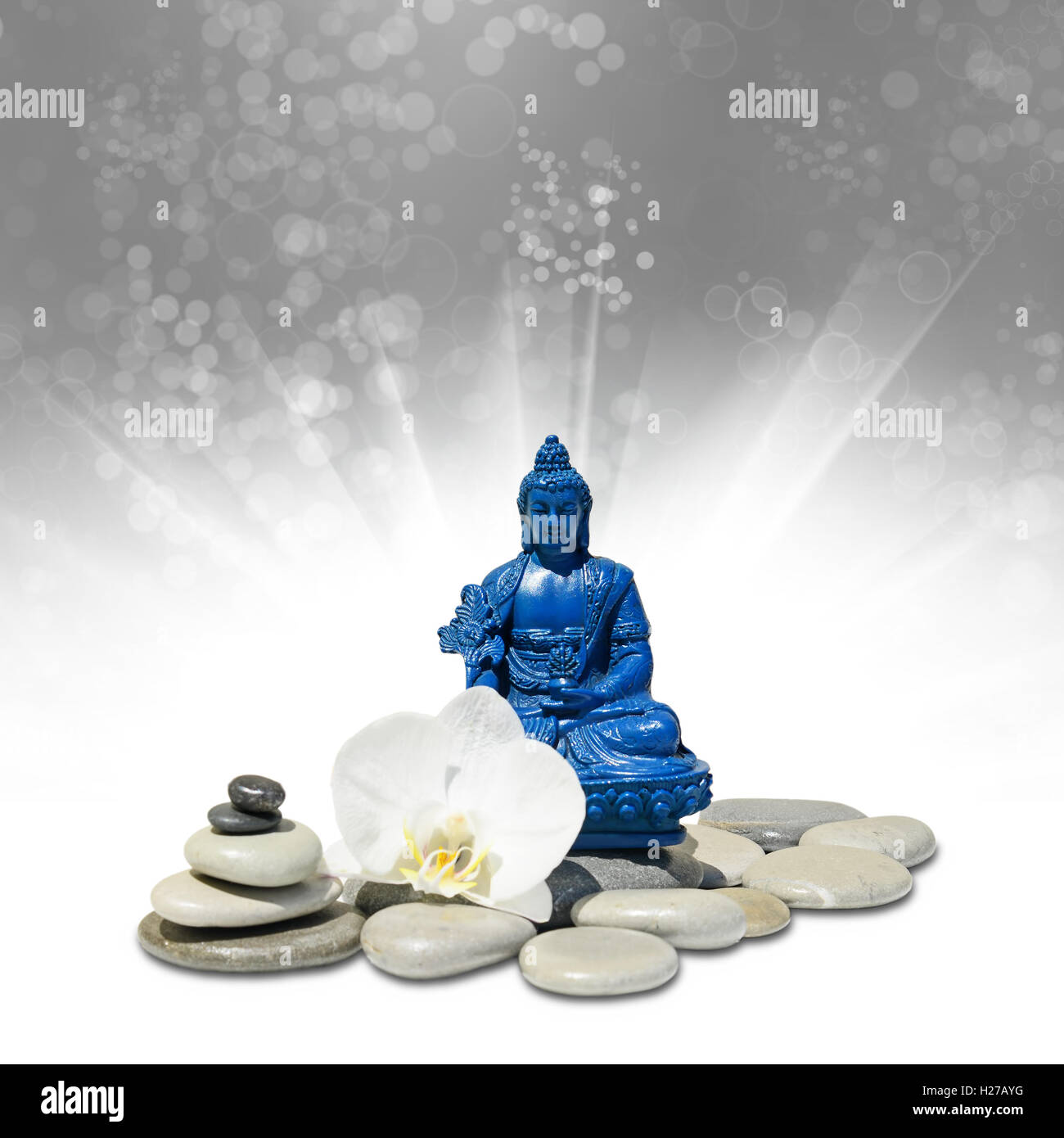 Feng-Shui Hintergrund-blaue Medizin Buddha Bhaisajyaguru, Zen Stone, weiße Orchidee blüht auf abstrakten Hintergrund Stockfoto